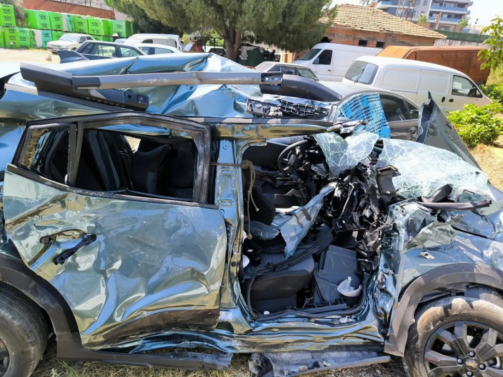 Yolcu treni hemzemin geçitte otomobile çarptı: 3 ölü