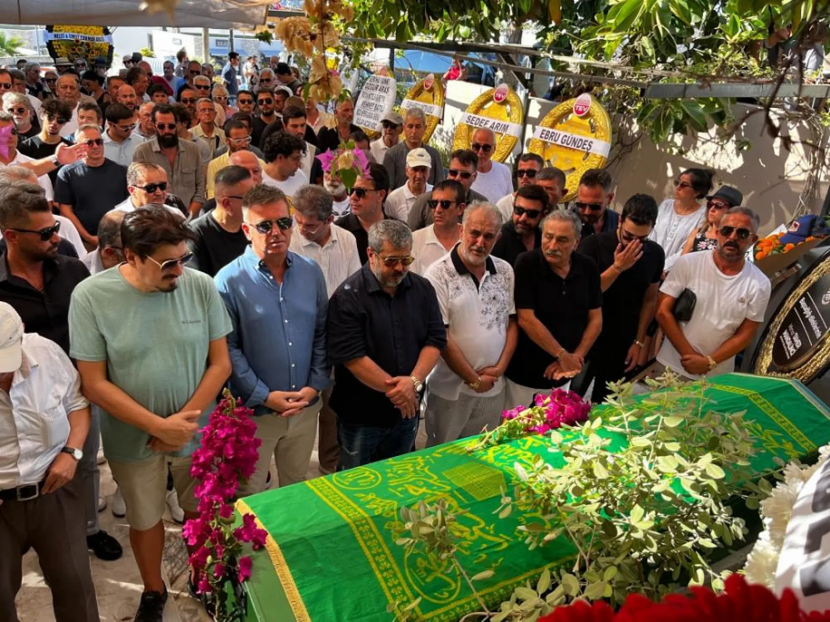 Safiye Soyman oğlunu gözyaşları içerisinde toprağa verdi