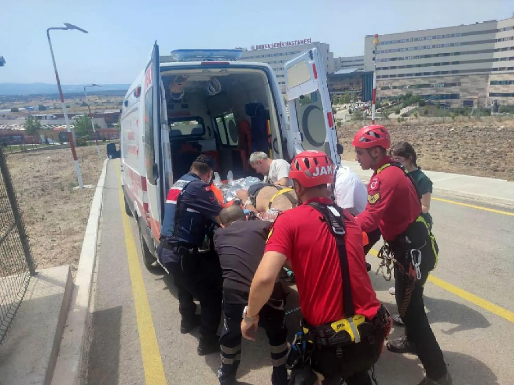 Uçurumdan yuvarlanan off-road tutkunu 2 kişi, yaralı olarak helikopterle kurtarıldı