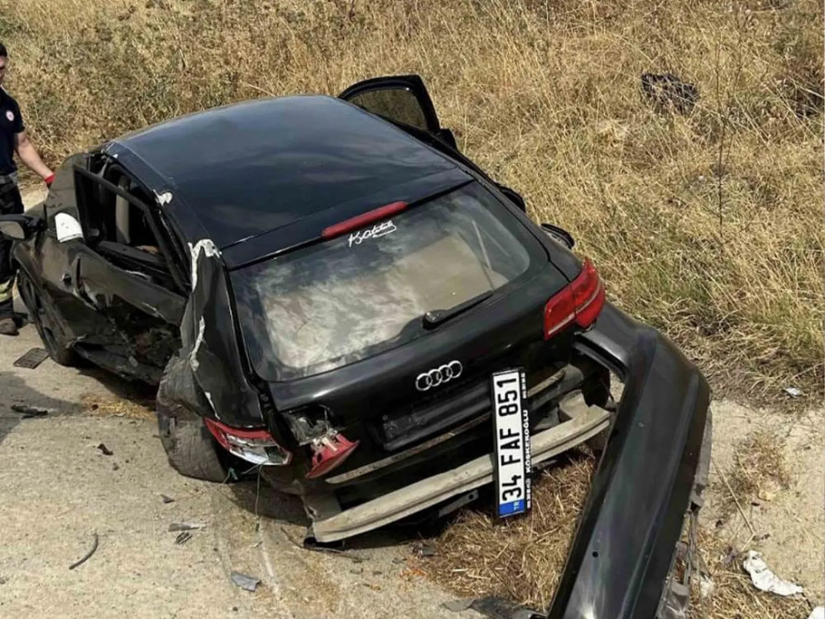 Seyir halindeki otomobil, park halinde olan iki araca çarptı: 5 yaralı