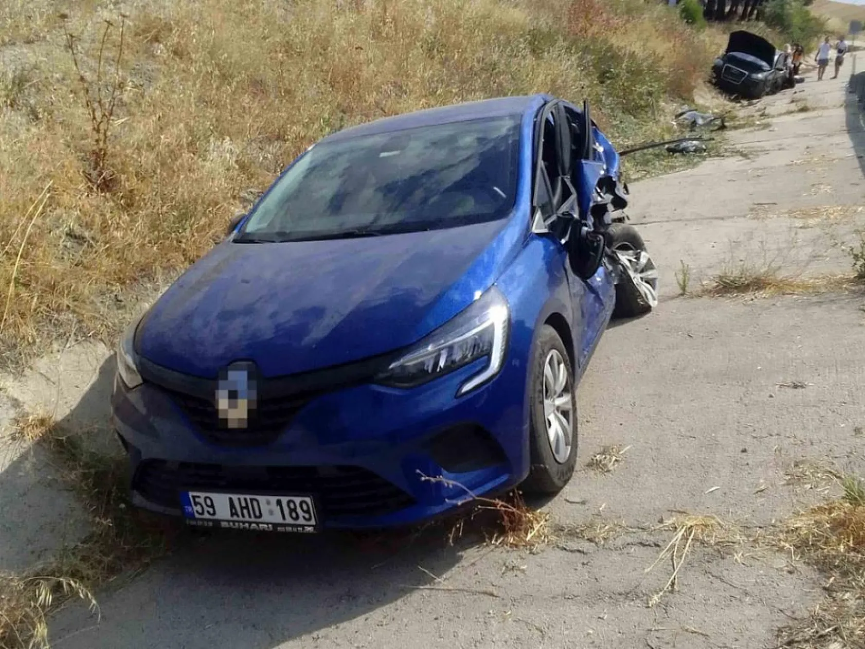 Seyir halindeki otomobil, park halinde olan iki araca çarptı: 5 yaralı