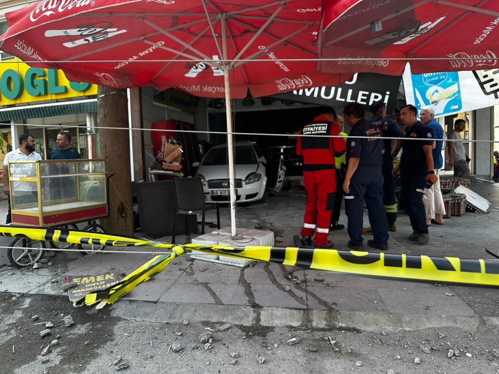 Kontrolden çıkan otomobil önce aydınlatma direğine sonra fırına daldı