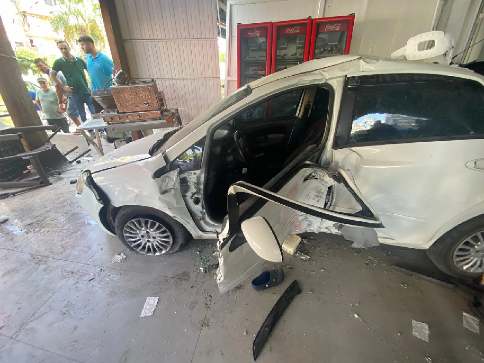 Kontrolden çıkan otomobil önce aydınlatma direğine sonra fırına daldı