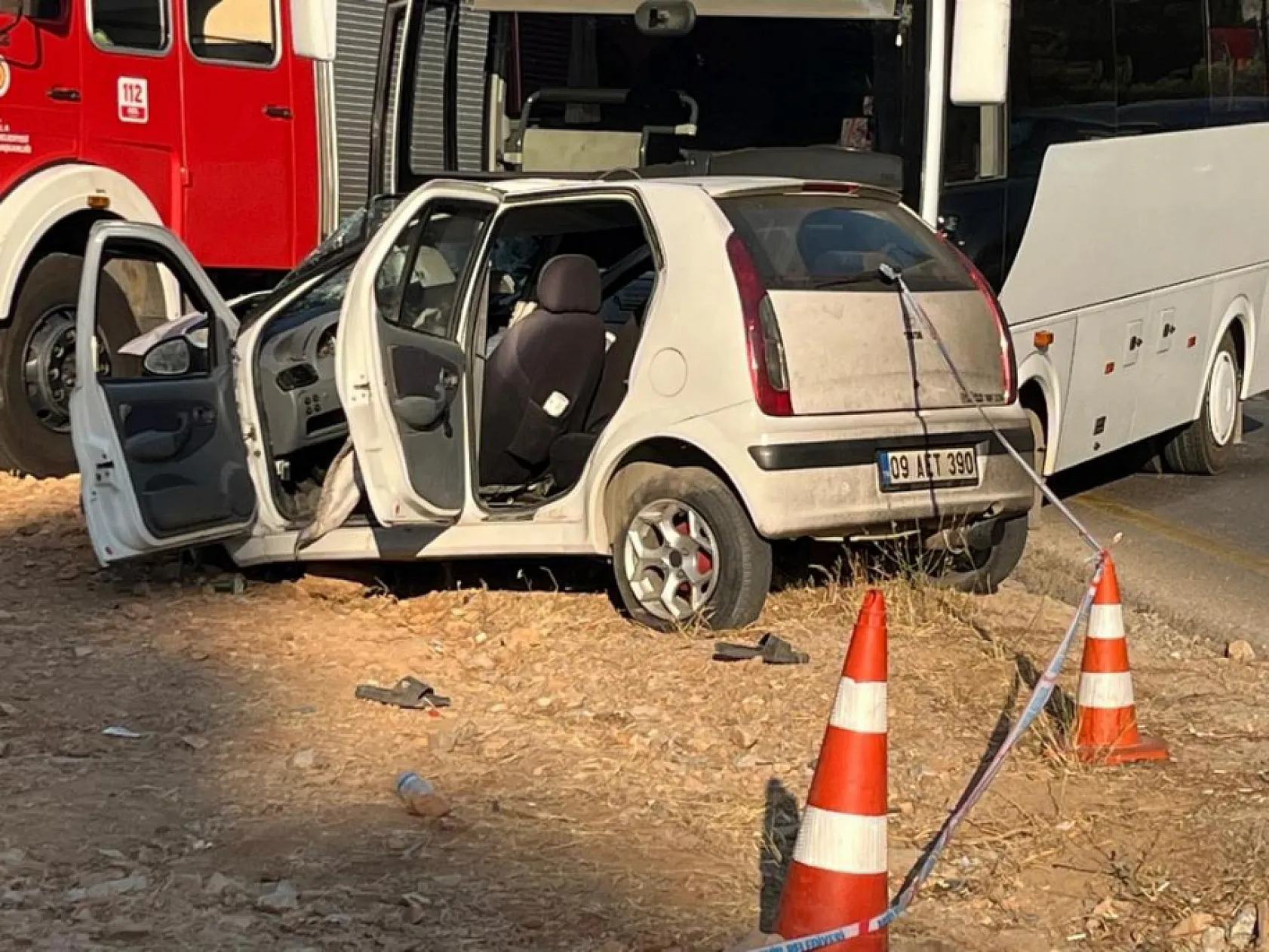 Bodrum'da otomobil ile minibüs kafa kafaya çarpıştı: 1 ölü, 1 yaralı