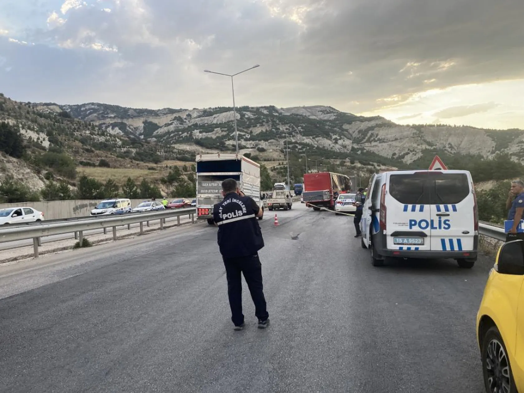 Burdur-Antalya karayolu'nda kamyona arkadan çarpan kamyonetteki yolcu hayatını kaybetti