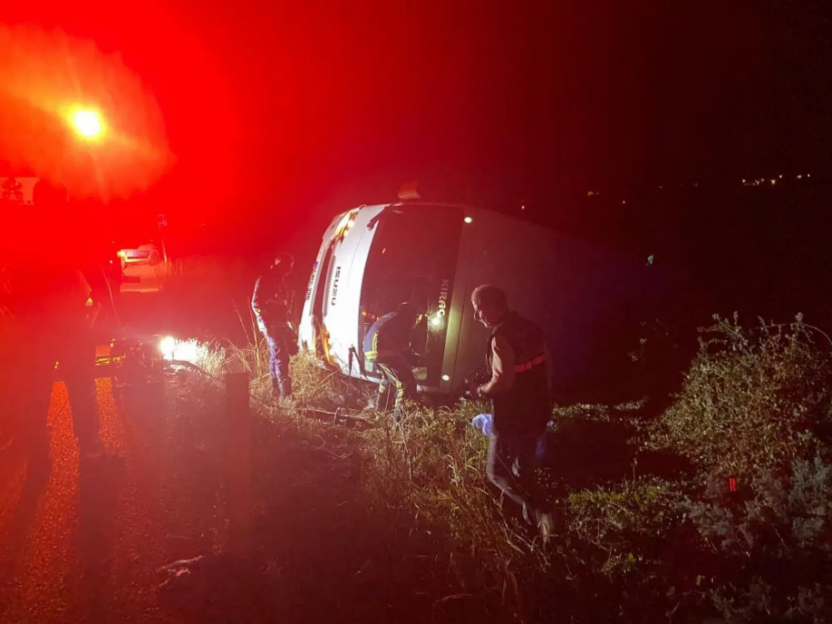 Devrilen midibüsün altında kalan sürücü hayatını kaybetti