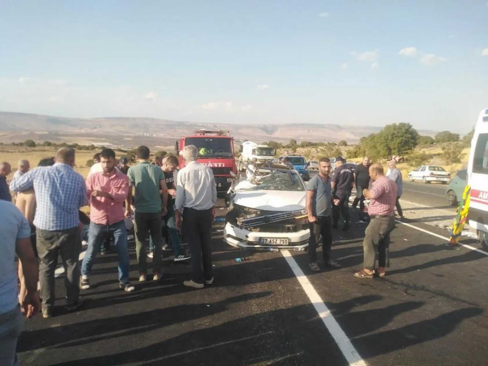 Kamyona çarpan otomobil hurdaya döndü: 1 ölü, 7 yaralı