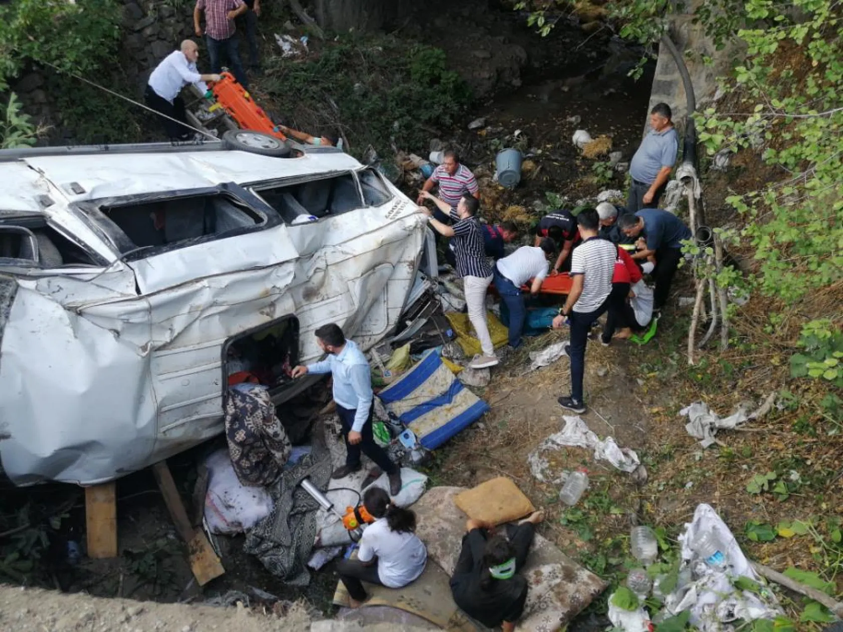 Fındık işçilerini taşıyan minibüs devrildi, çok sayıda yaralı var
