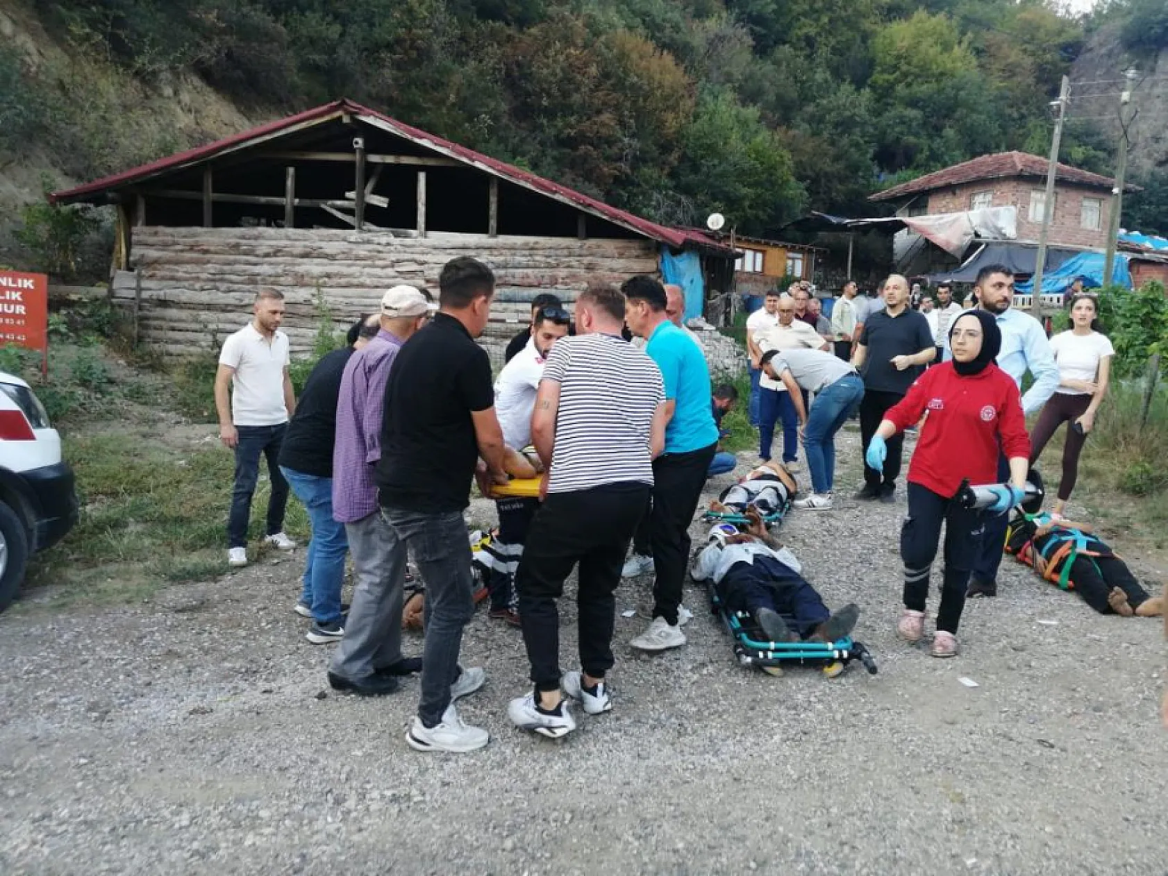 Fındık işçilerini taşıyan minibüs devrildi, çok sayıda yaralı var