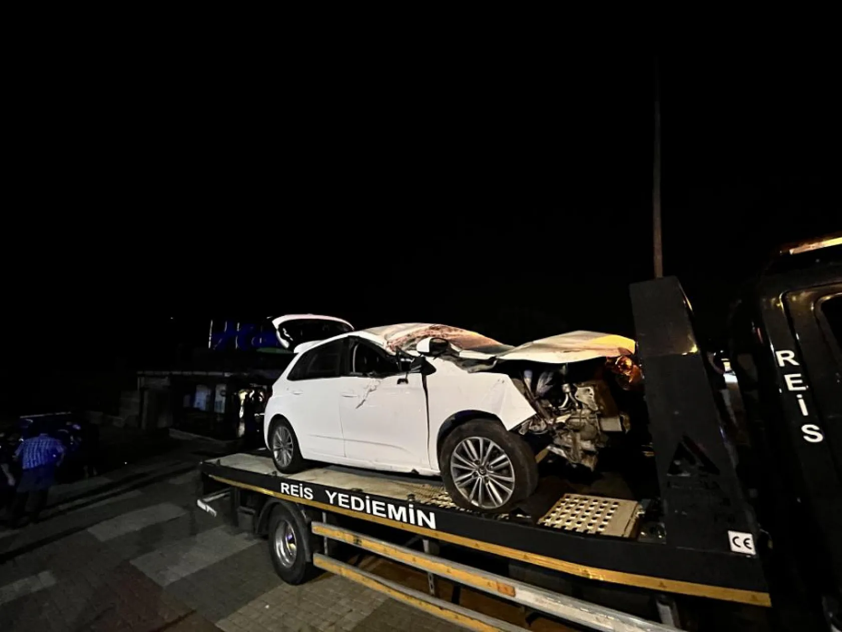 Otomobil restorana daldı, 4 kişi yaralandı: O anlar kamerada