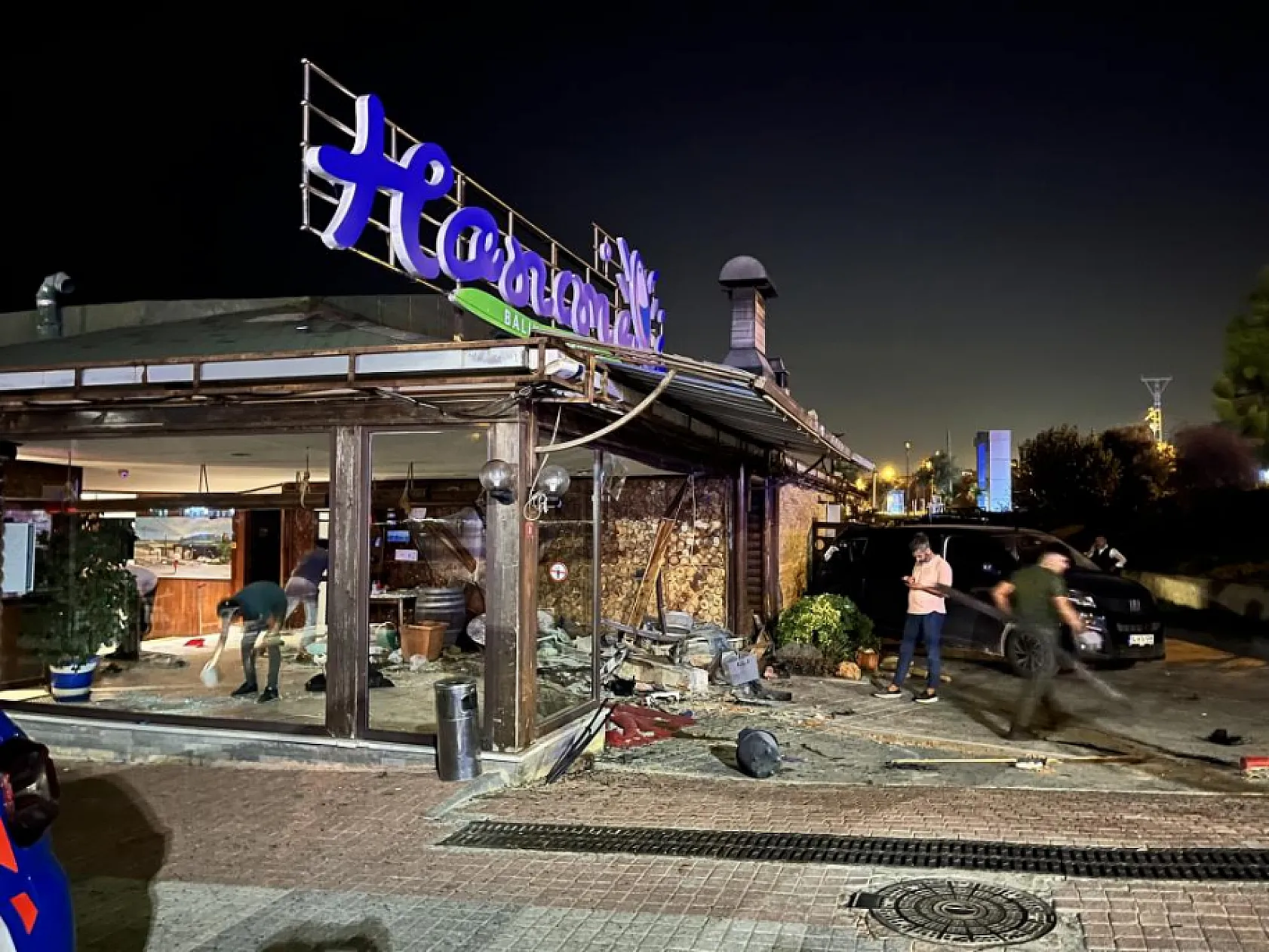 Otomobil restorana daldı, 4 kişi yaralandı: O anlar kamerada