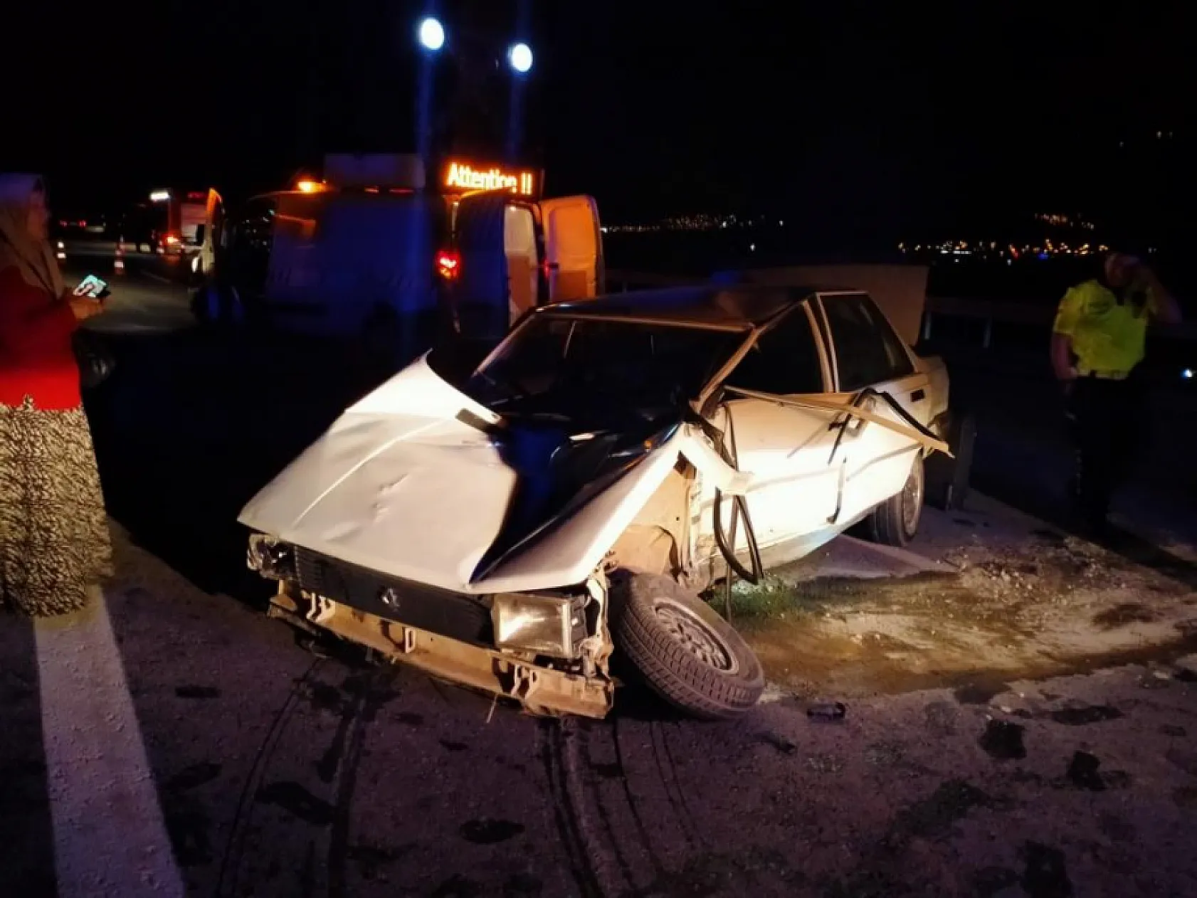 Kontrolden çıkan otomobile arkadan gelen araç çarptı 5 yaralı