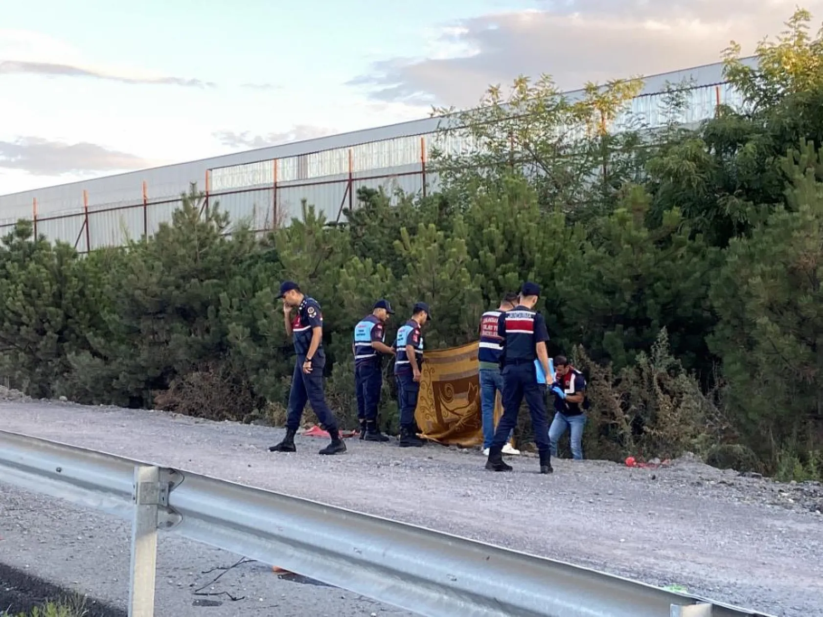 Otomobil yoldan çıkarak takla attı: 1 ölü, 3'ü çocuk 5 yaralı