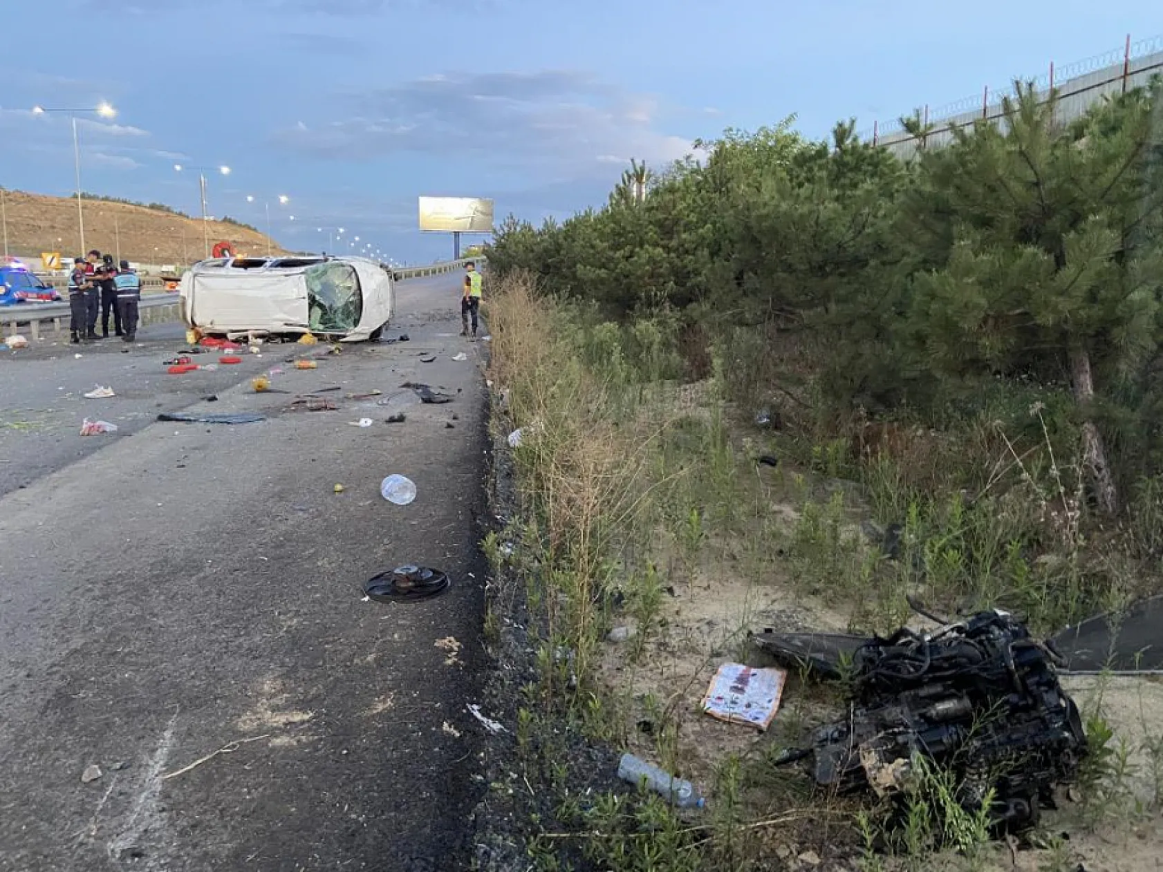 Otomobil yoldan çıkarak takla attı: 1 ölü, 3'ü çocuk 5 yaralı