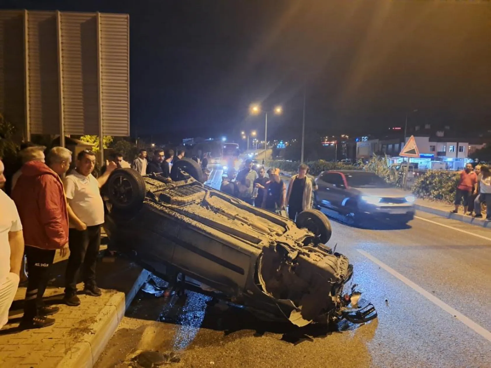 Muğla'da direğe çarpan otomobil takla attı, Sürücü yaralanmadan kurtuldu!