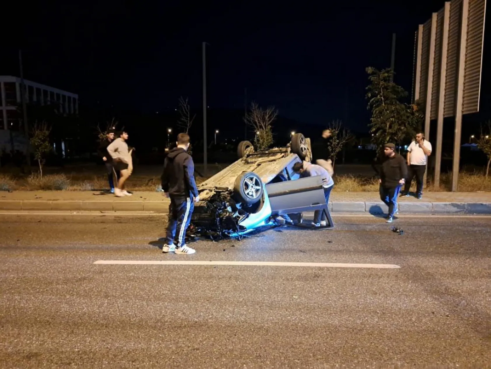 Muğla'da direğe çarpan otomobil takla attı, Sürücü yaralanmadan kurtuldu!