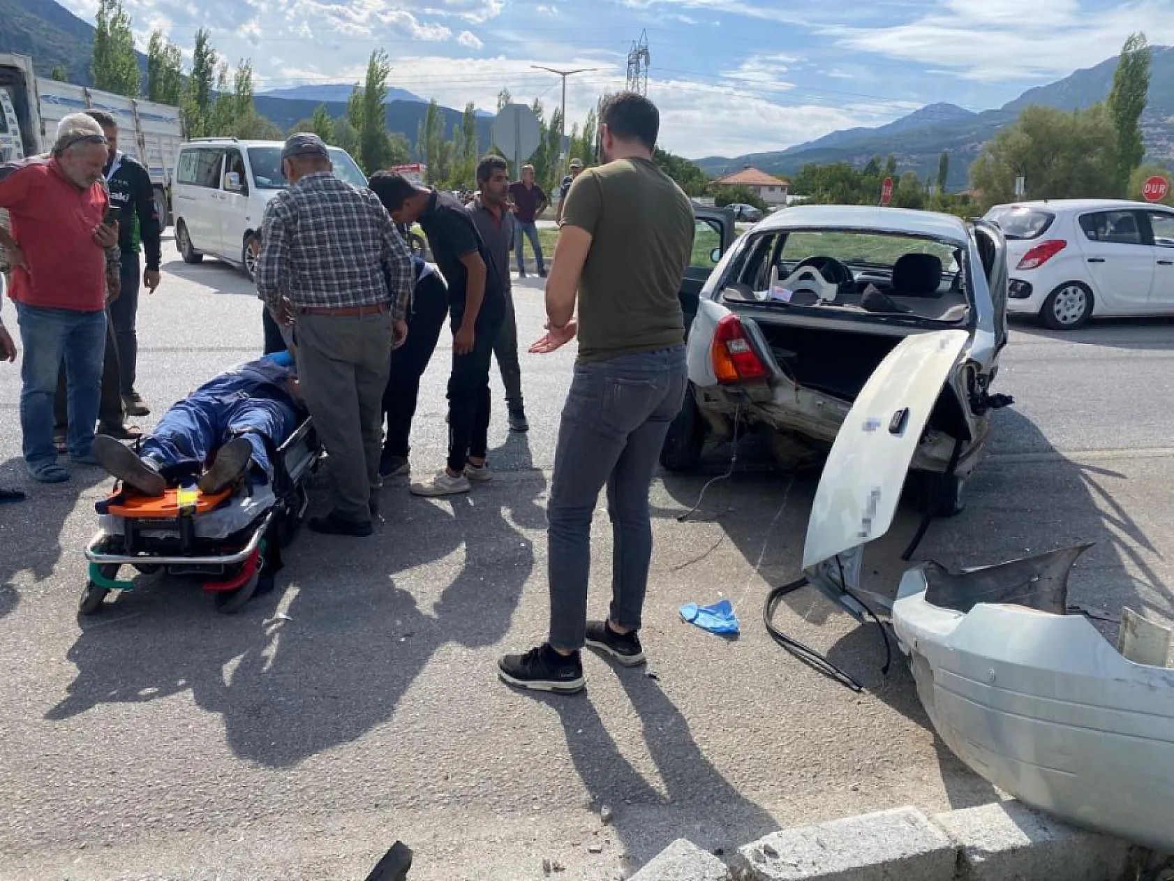 İki otomobil feci şekilde çarpıştı: 4 yaralı