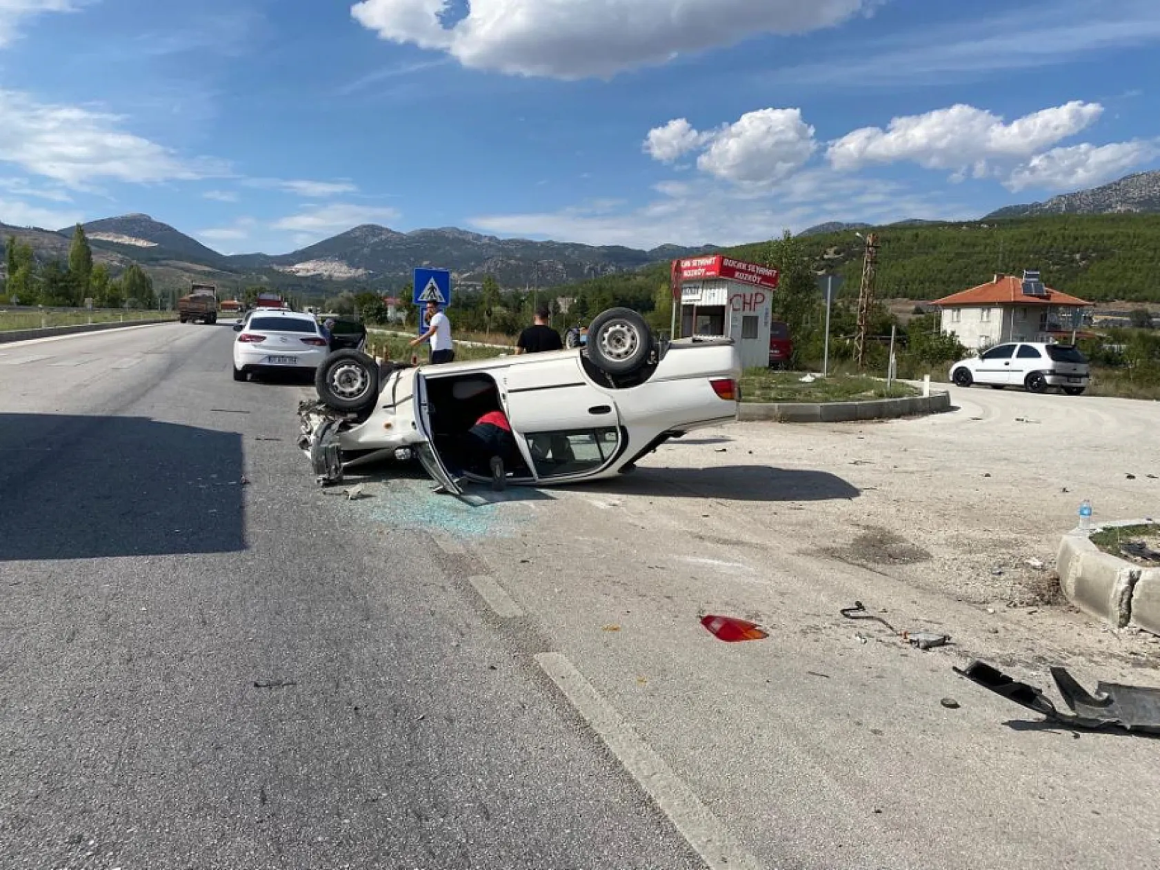 İki otomobil feci şekilde çarpıştı: 4 yaralı