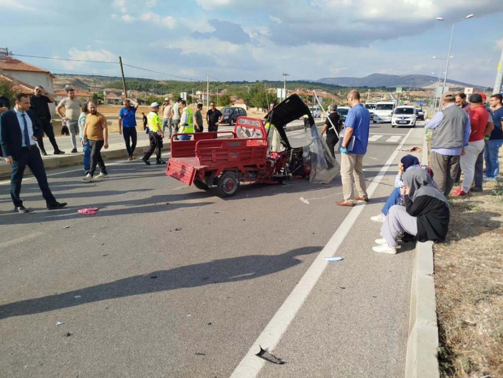 Yolun karşısına geçmek isteyen elektrikli motor sürücüsüne araç çarptı 1 ölü