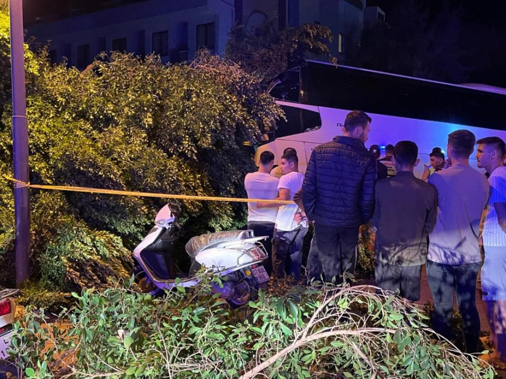 Otel duvarına çarpan tur otobüsü sürücüsü hayatını kaybetti