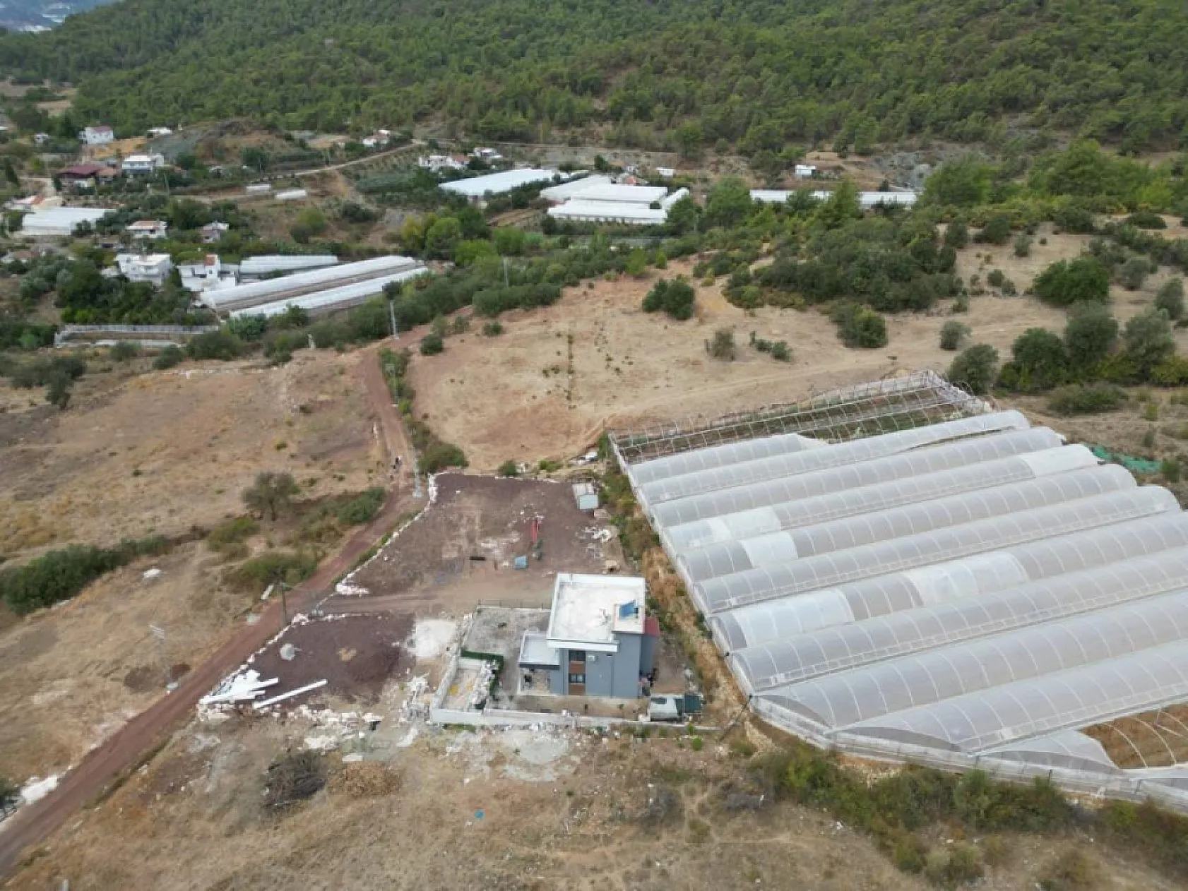 Komşusuna kızdı seraya giden yolu kapattı