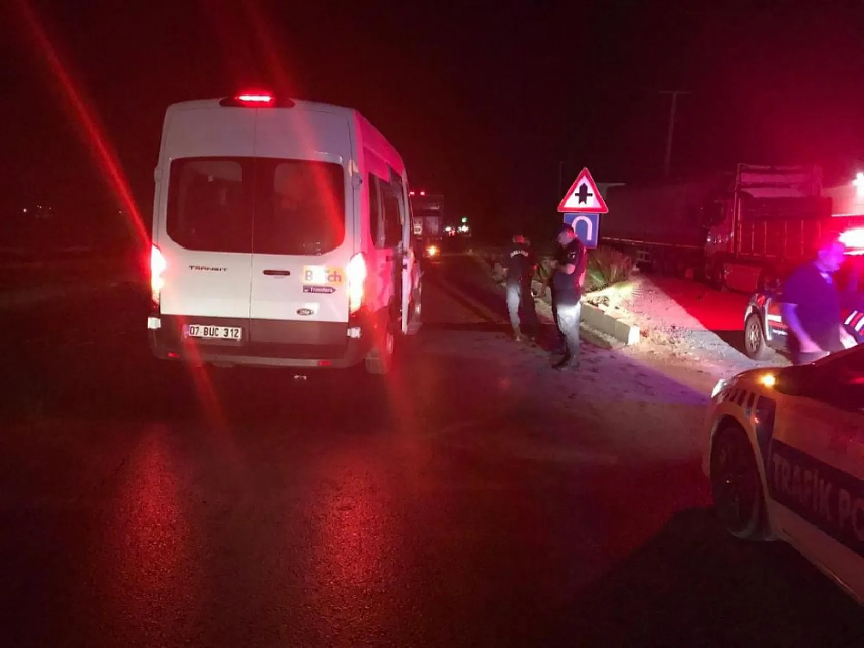 Tur minibüsü kamyona arkadan çarptı: 6 İngiliz turist yaralı