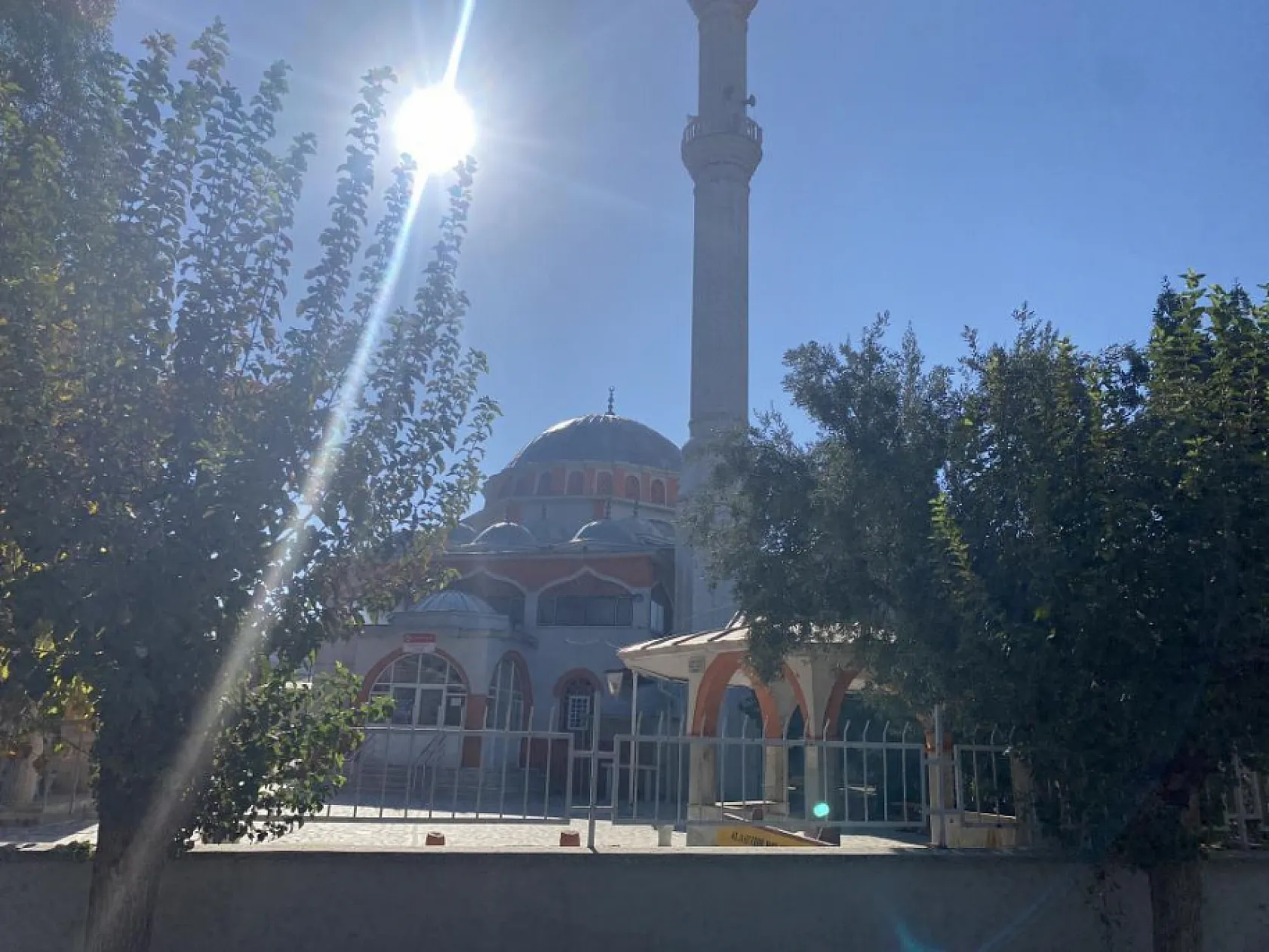 Namaz kıldıran imama plastik tabure ile vurdu
