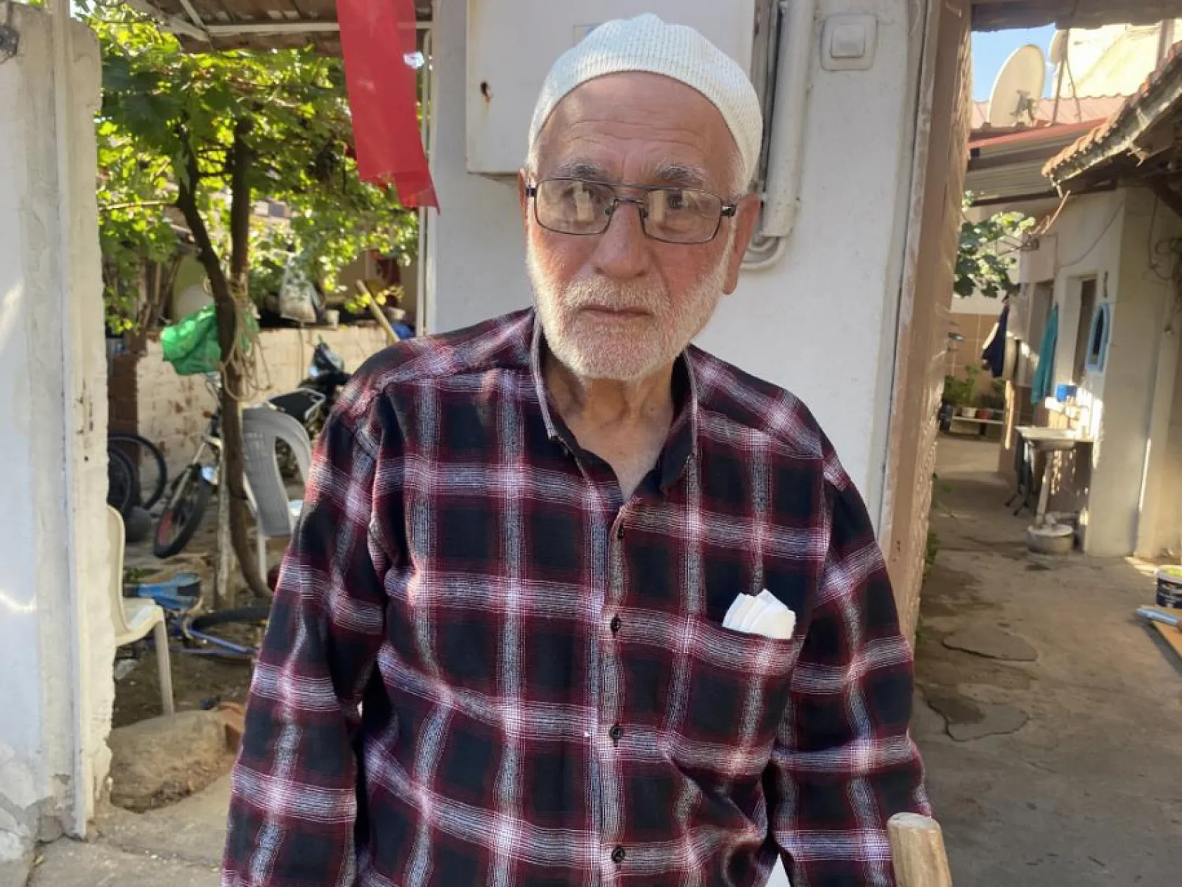 Namaz kıldıran imama plastik tabure ile vurdu