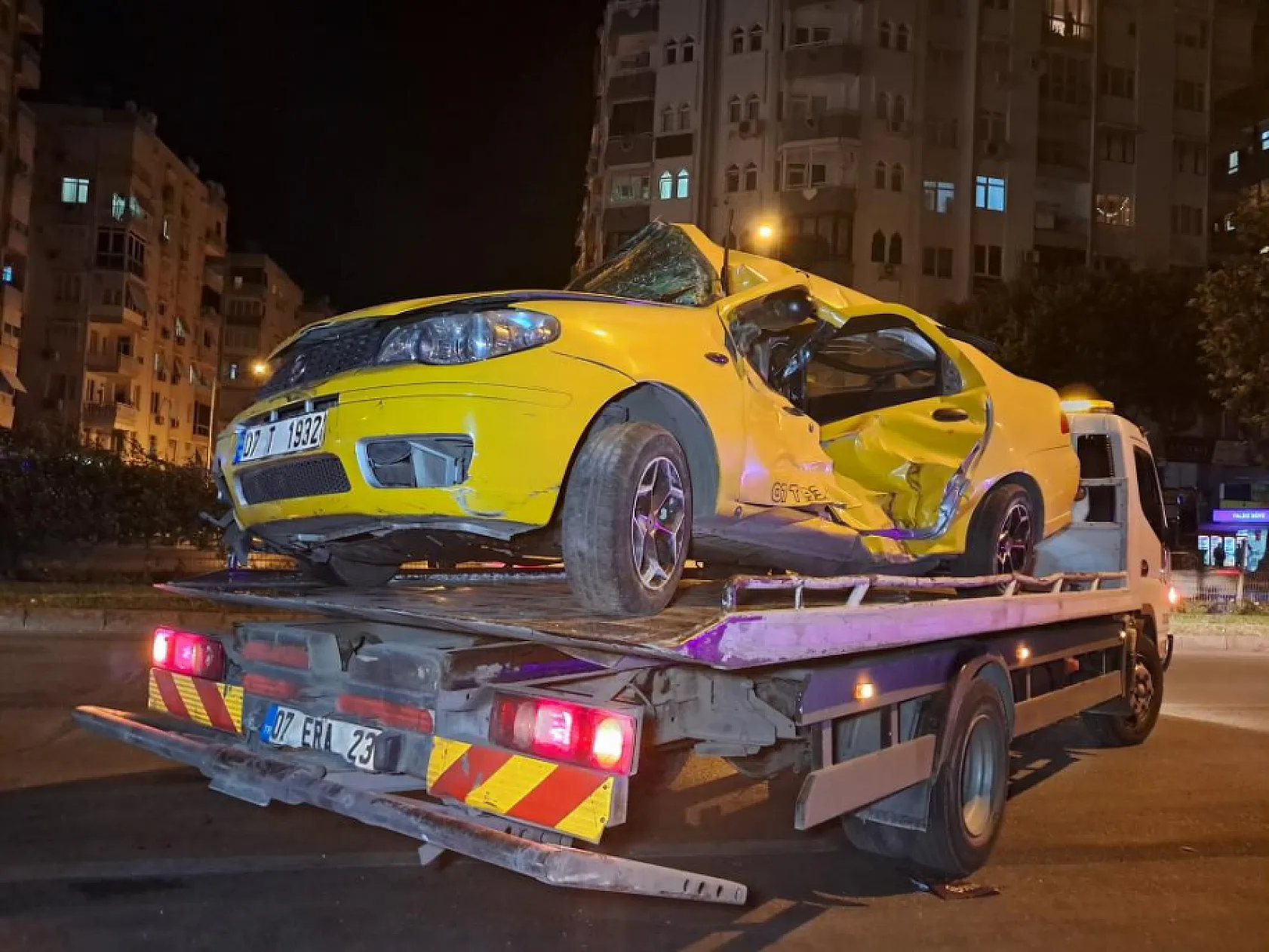Ortalığın savaş alanına döndüğü kazada ağır yaralanan genç, hastanede hayatını kaybetti