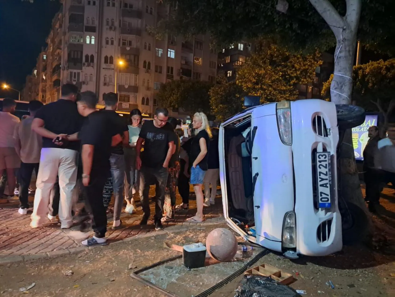 Ortalığın savaş alanına döndüğü kazada ağır yaralanan genç, hastanede hayatını kaybetti