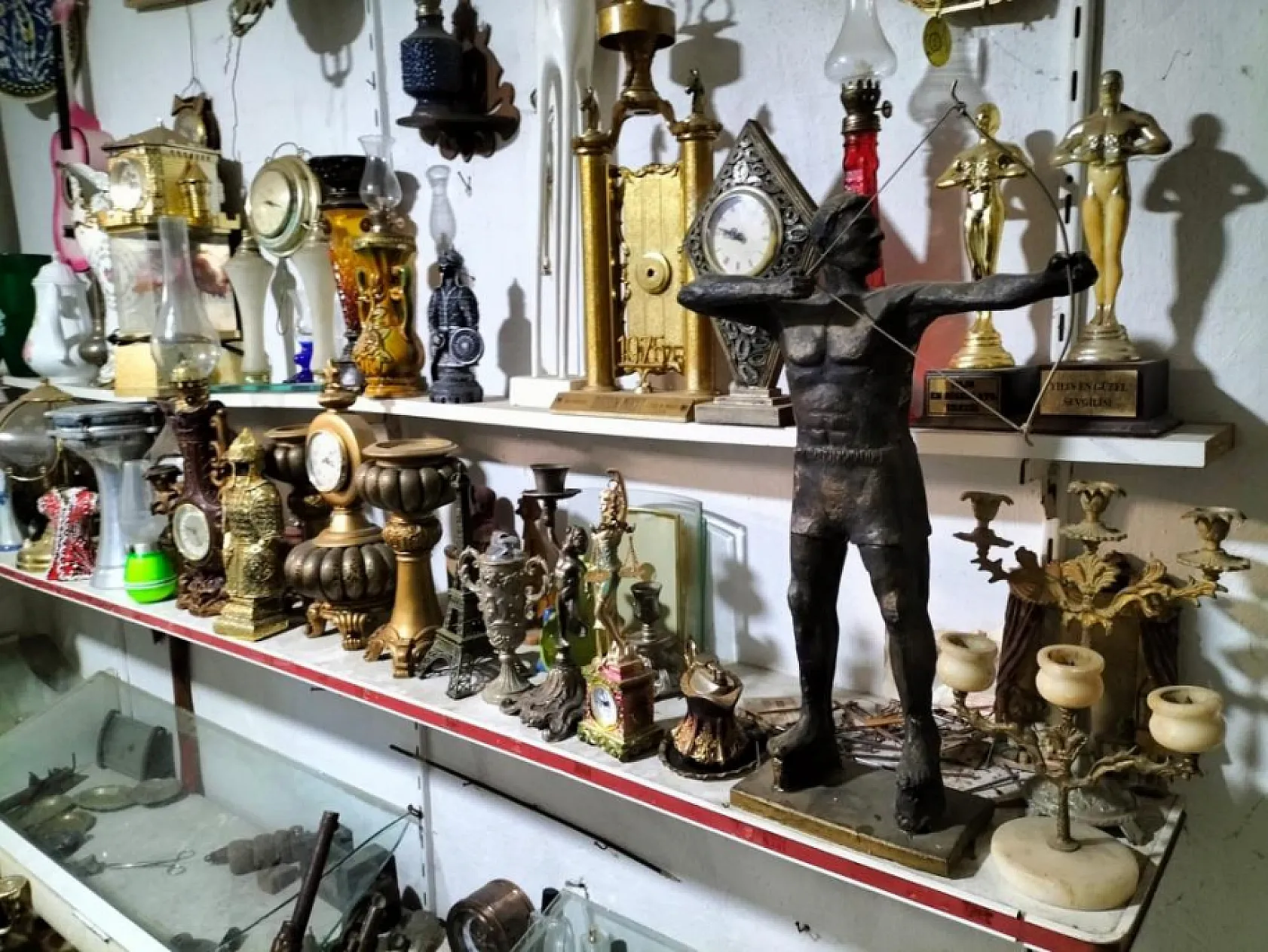 Oluşturduğu müzede 4 bine yakın antika ürün sergiliyor