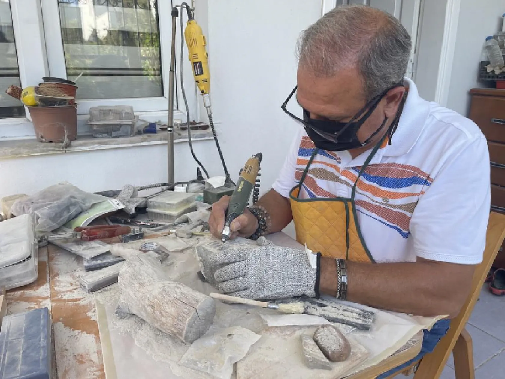 Meyve bıçağıyla başladı, evinin balkonunu sanat atölyesine dönüştürdü