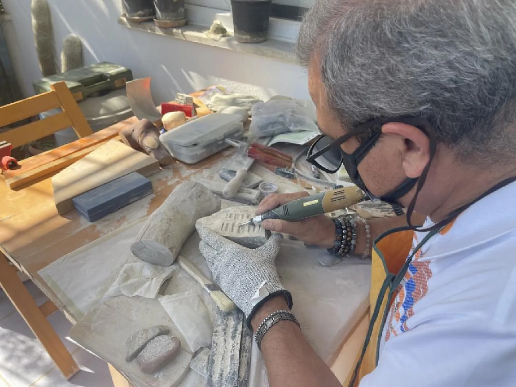 Meyve bıçağıyla başladı, evinin balkonunu sanat atölyesine dönüştürdü