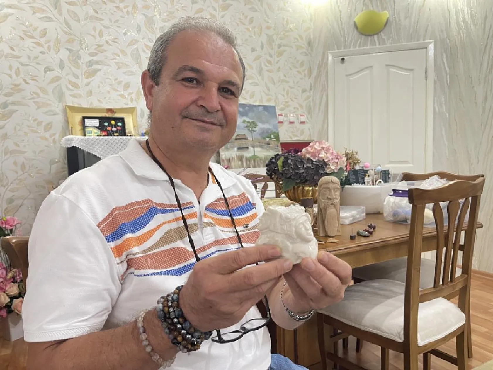 Meyve bıçağıyla başladı, evinin balkonunu sanat atölyesine dönüştürdü