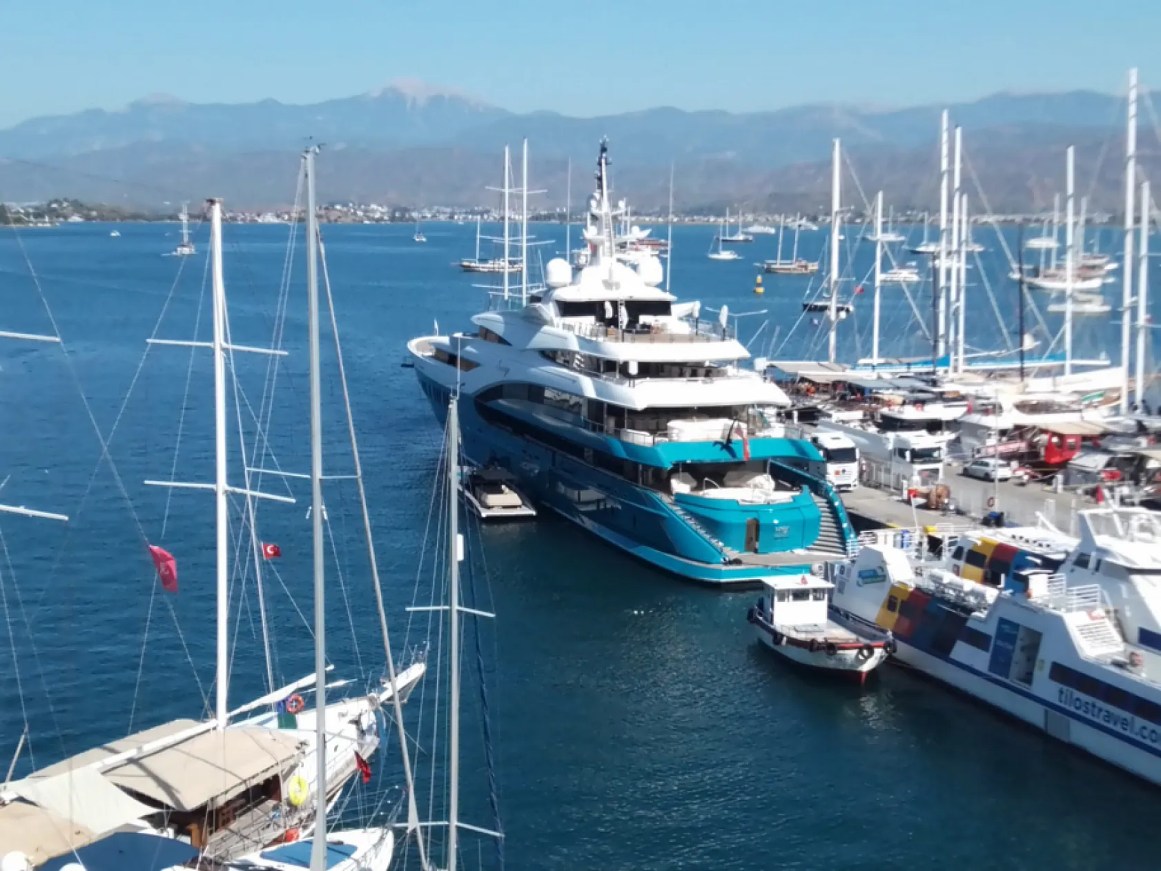Hintli milyarderin mega yatı, Fethiye'de 260 ton yakıt aldı