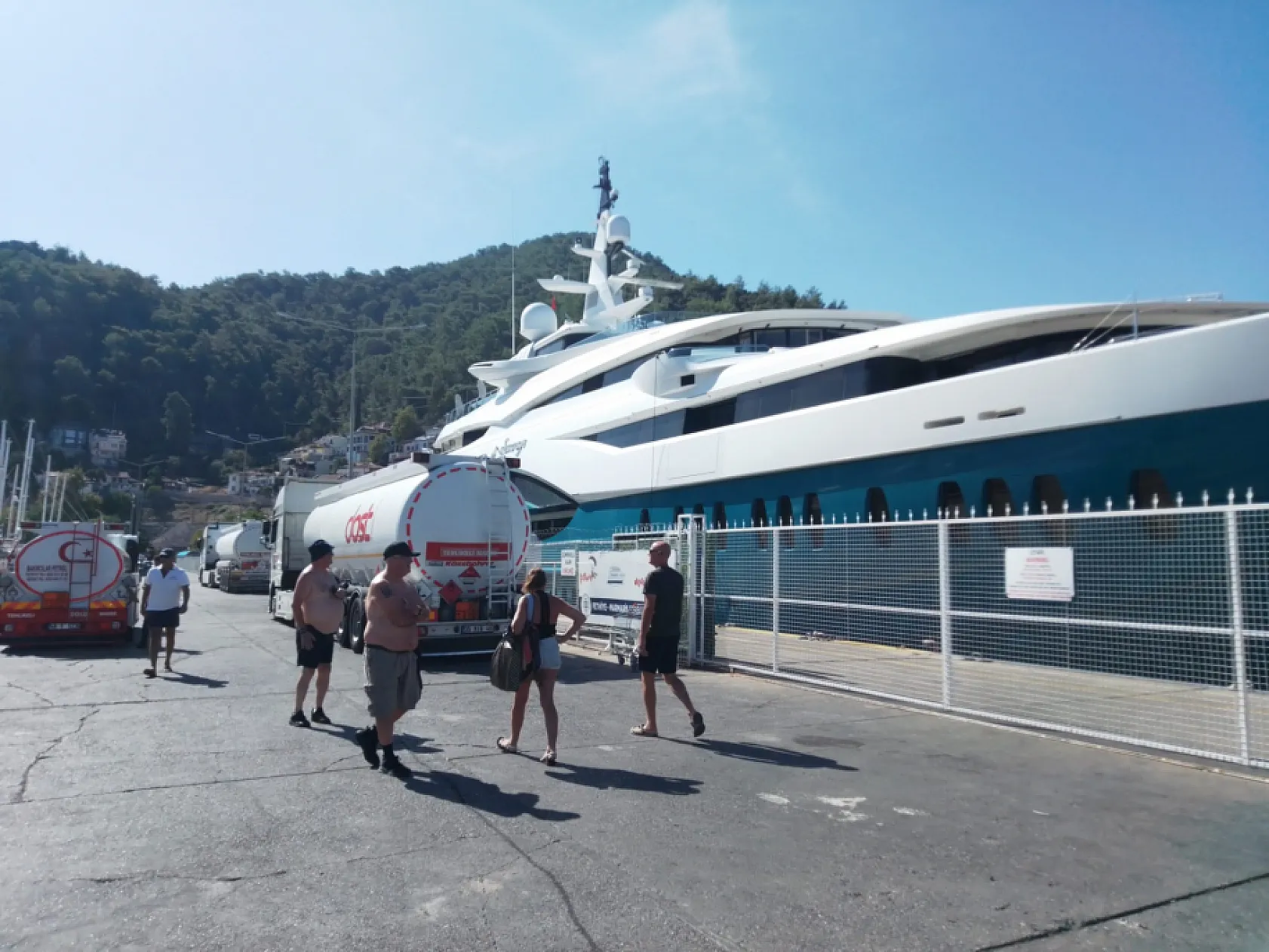 Hintli milyarderin mega yatı, Fethiye'de 260 ton yakıt aldı