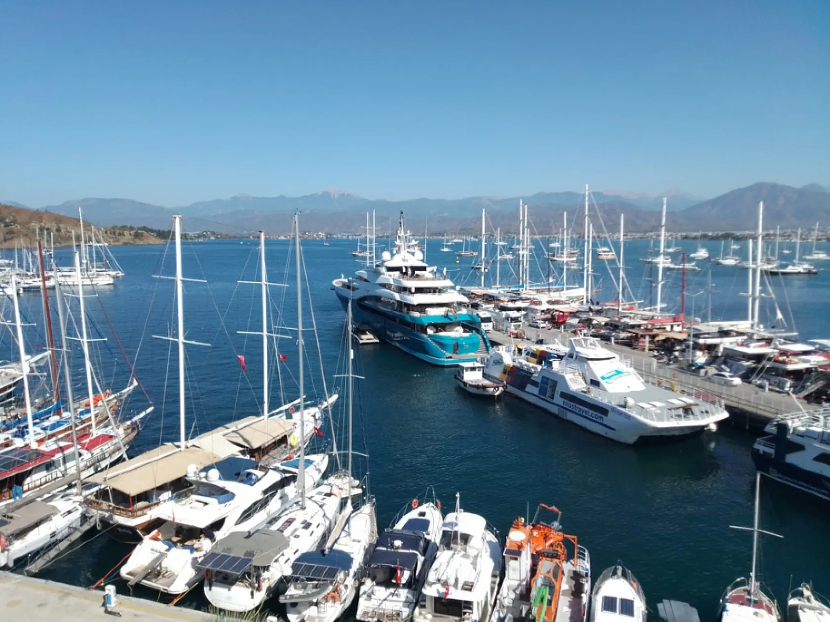 Hintli milyarderin mega yatı, Fethiye'de 260 ton yakıt aldı