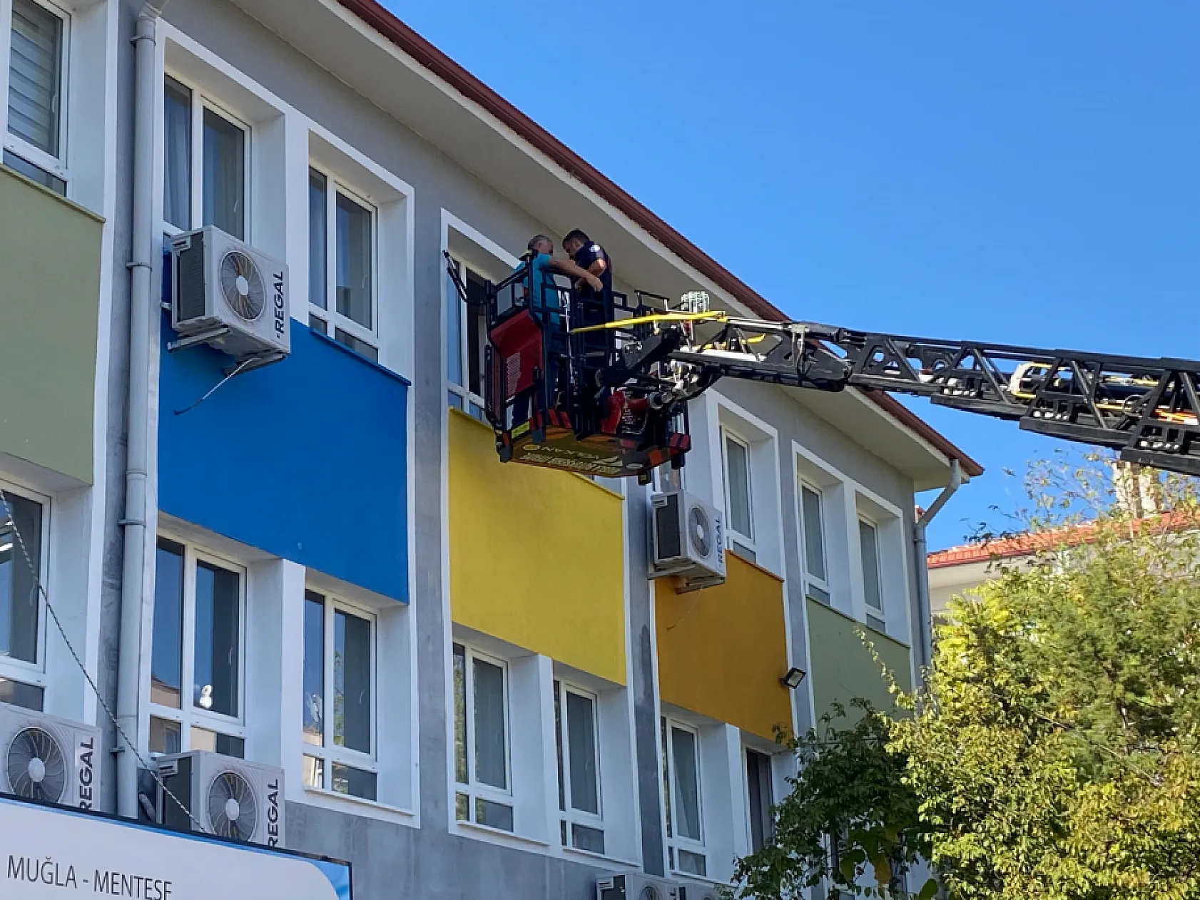 Emirbeyazıt İlkokulu'nda deprem tahliye tatbikatı gerçekleştirildi