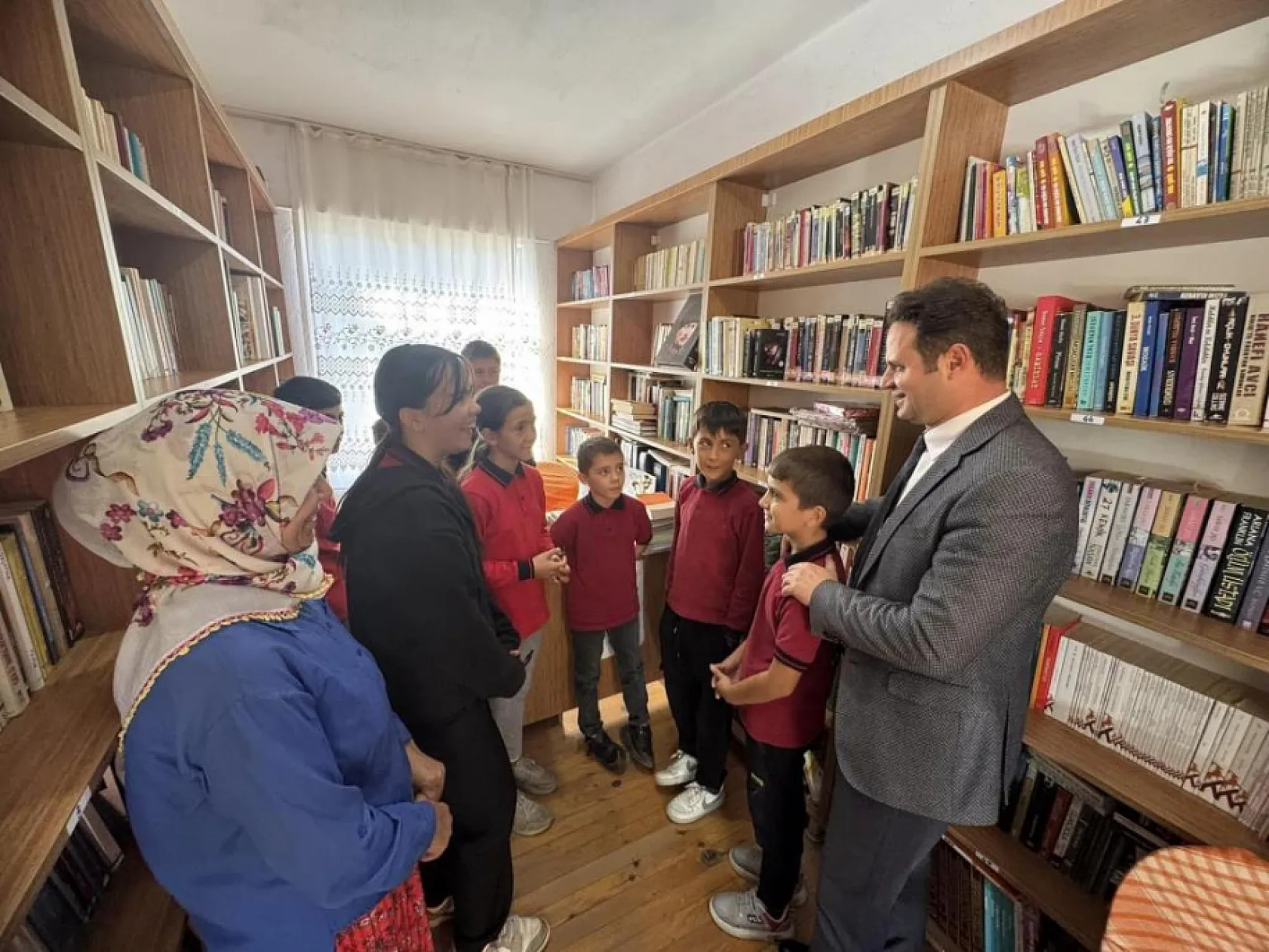 Muğla'da çocukluk hayalini gerçeğe dönüştürdü, öğrencilere kitap sevgisini aşılıyor