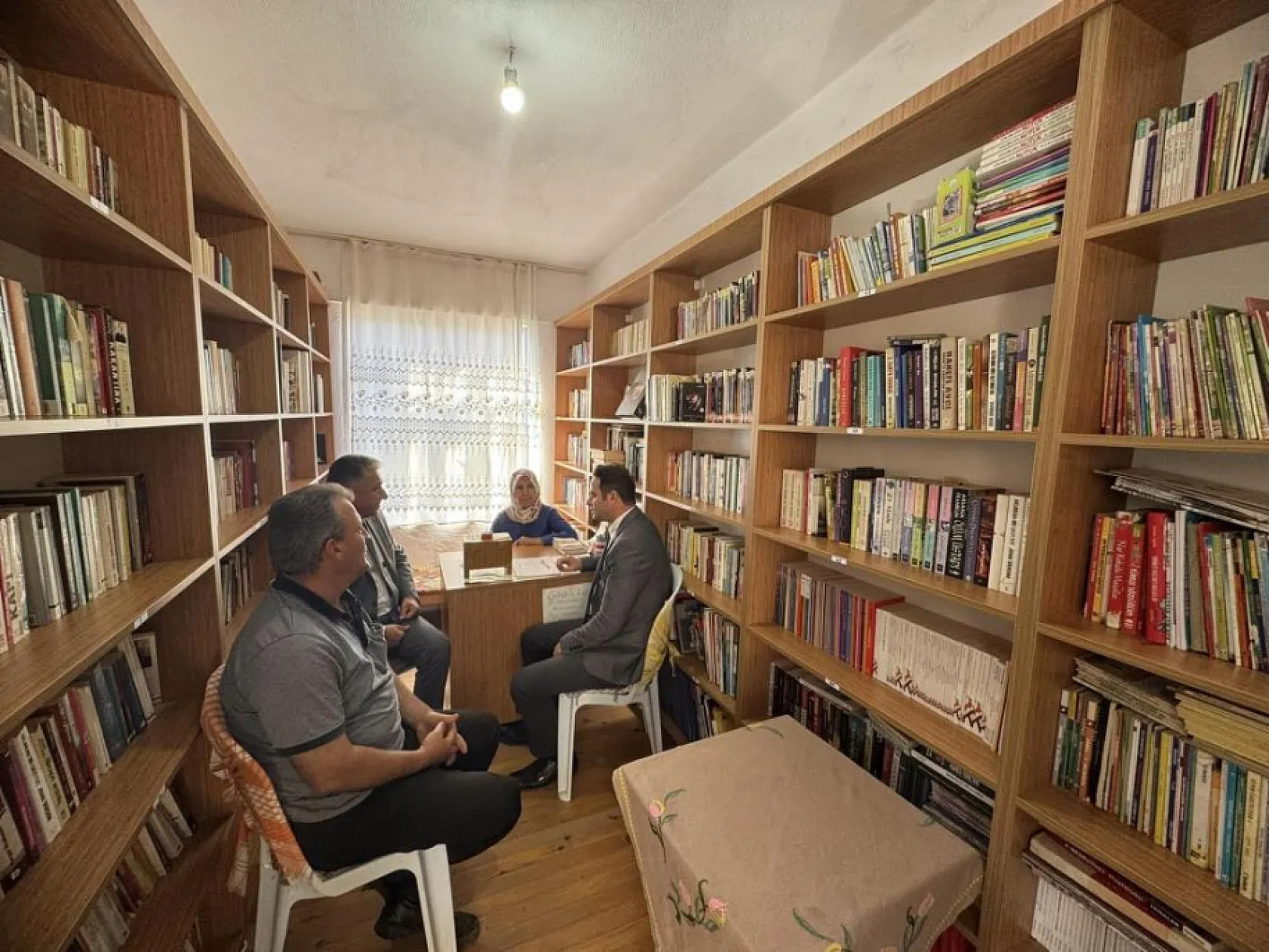 Muğla'da çocukluk hayalini gerçeğe dönüştürdü, öğrencilere kitap sevgisini aşılıyor