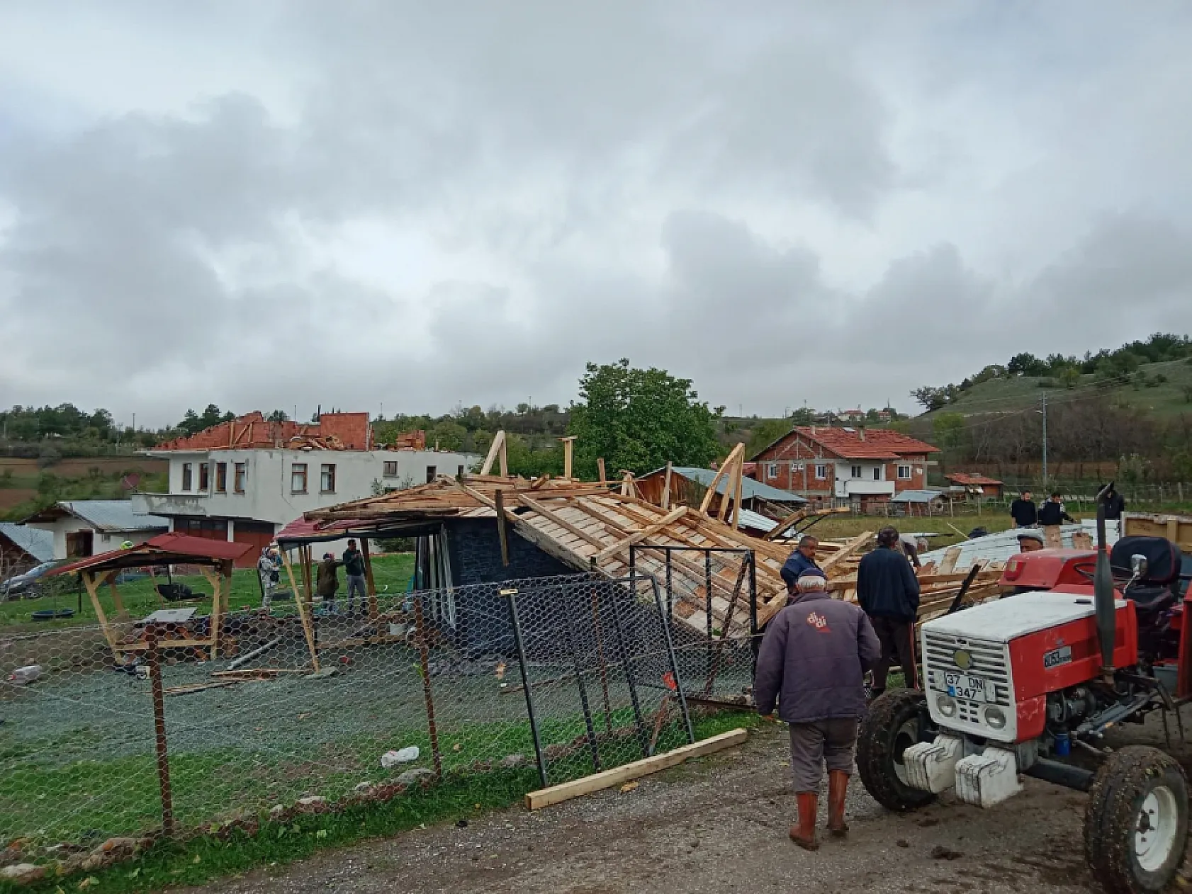 Fırtınanın uçurduğu çatı başka bir evin üzerine düştü