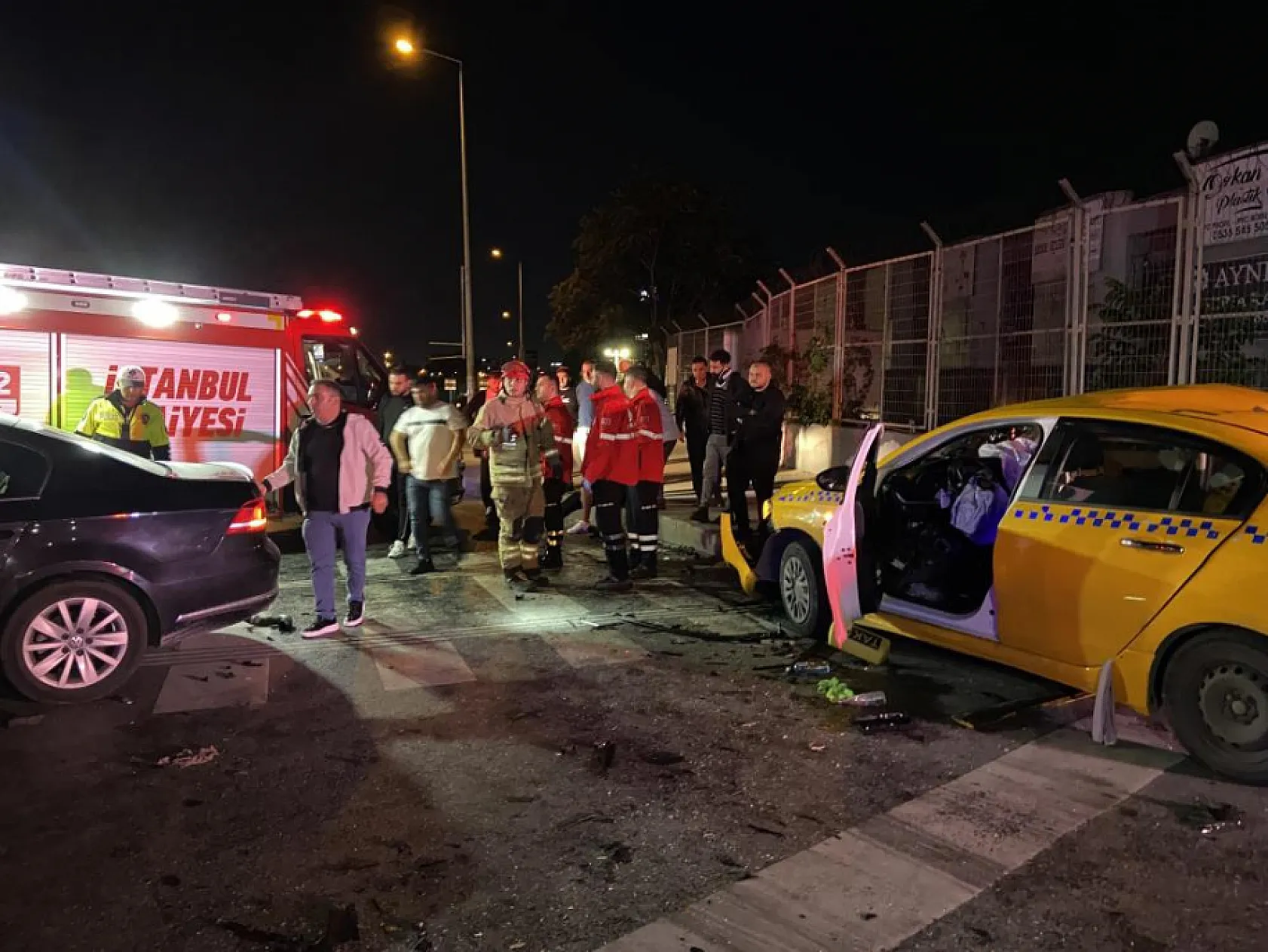 Kırmızı ışık ihlali yapan taksi otomobille çarpıştı: 10 yaralı