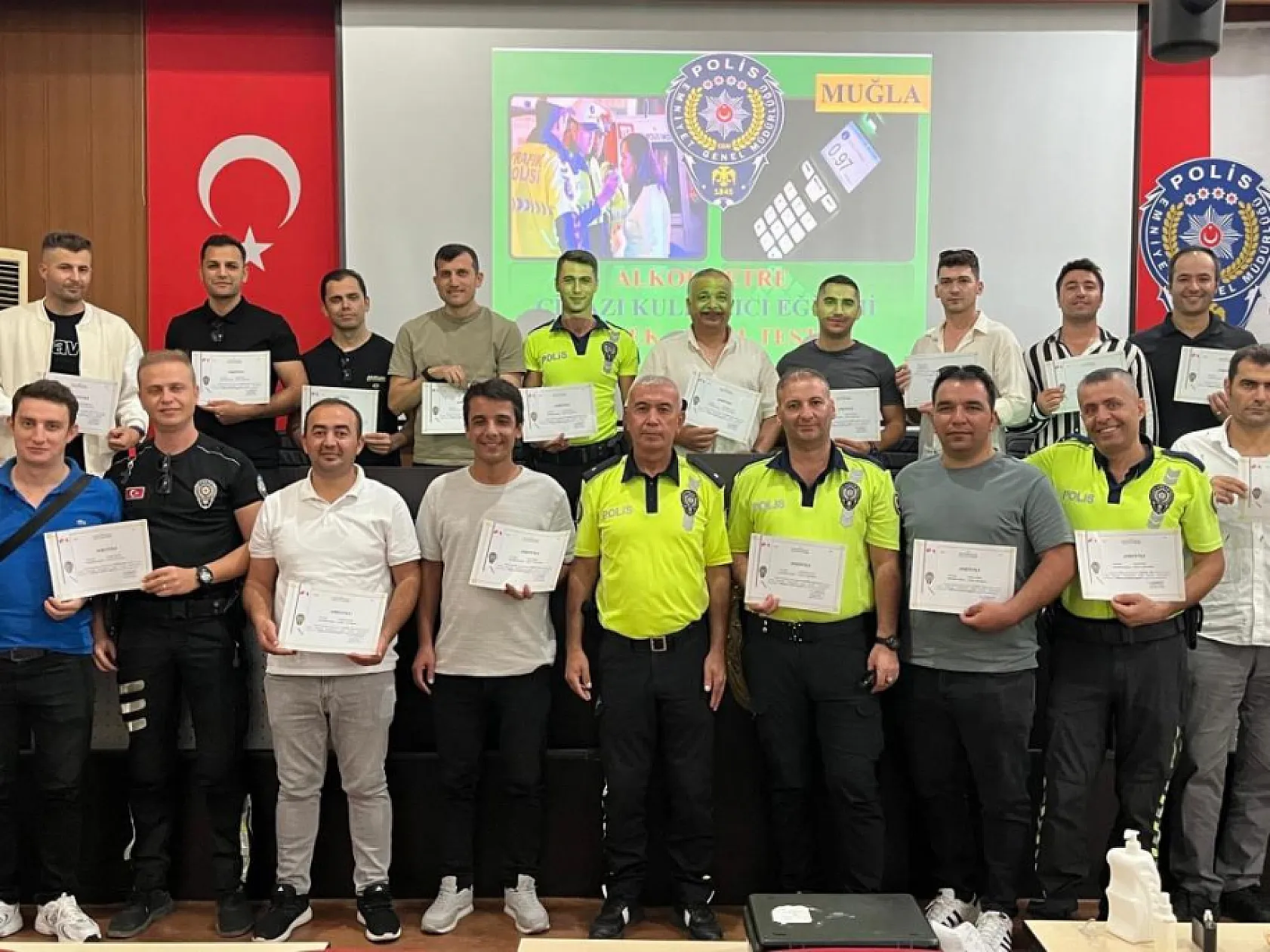 Muğla İl Emniyet Müdürlüğü'nden trafik polislerine alkolmetre kullanım eğitimi