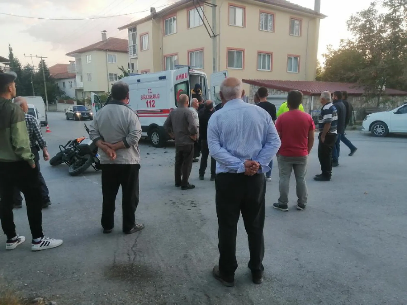15 yaşındaki çocuğun kullandığı otomobil motosiklet ile çarpıştı: 1 yaralı