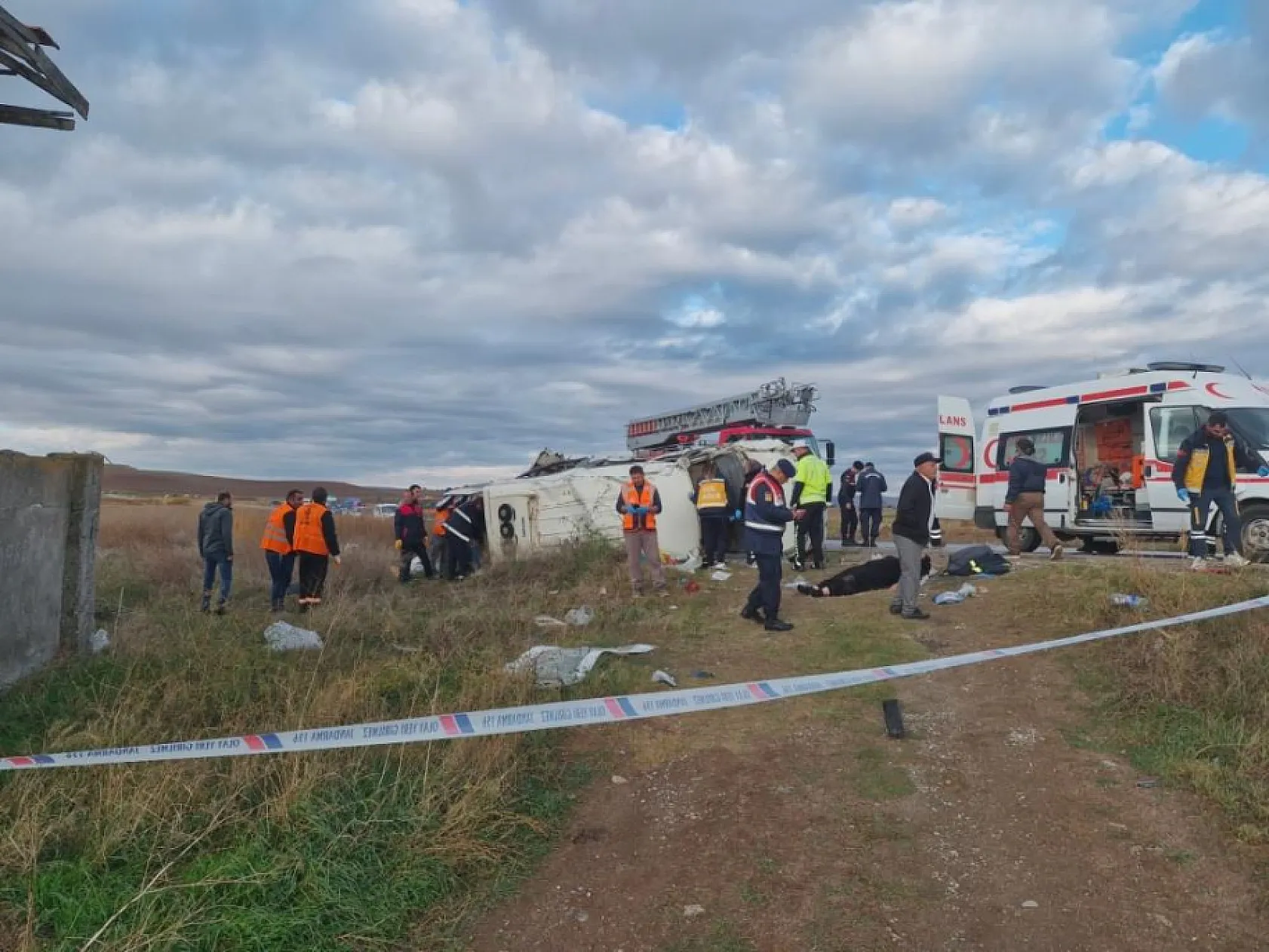 Tır ile işçi servisi çarpıştı: 1 ölü, 22 yaralı