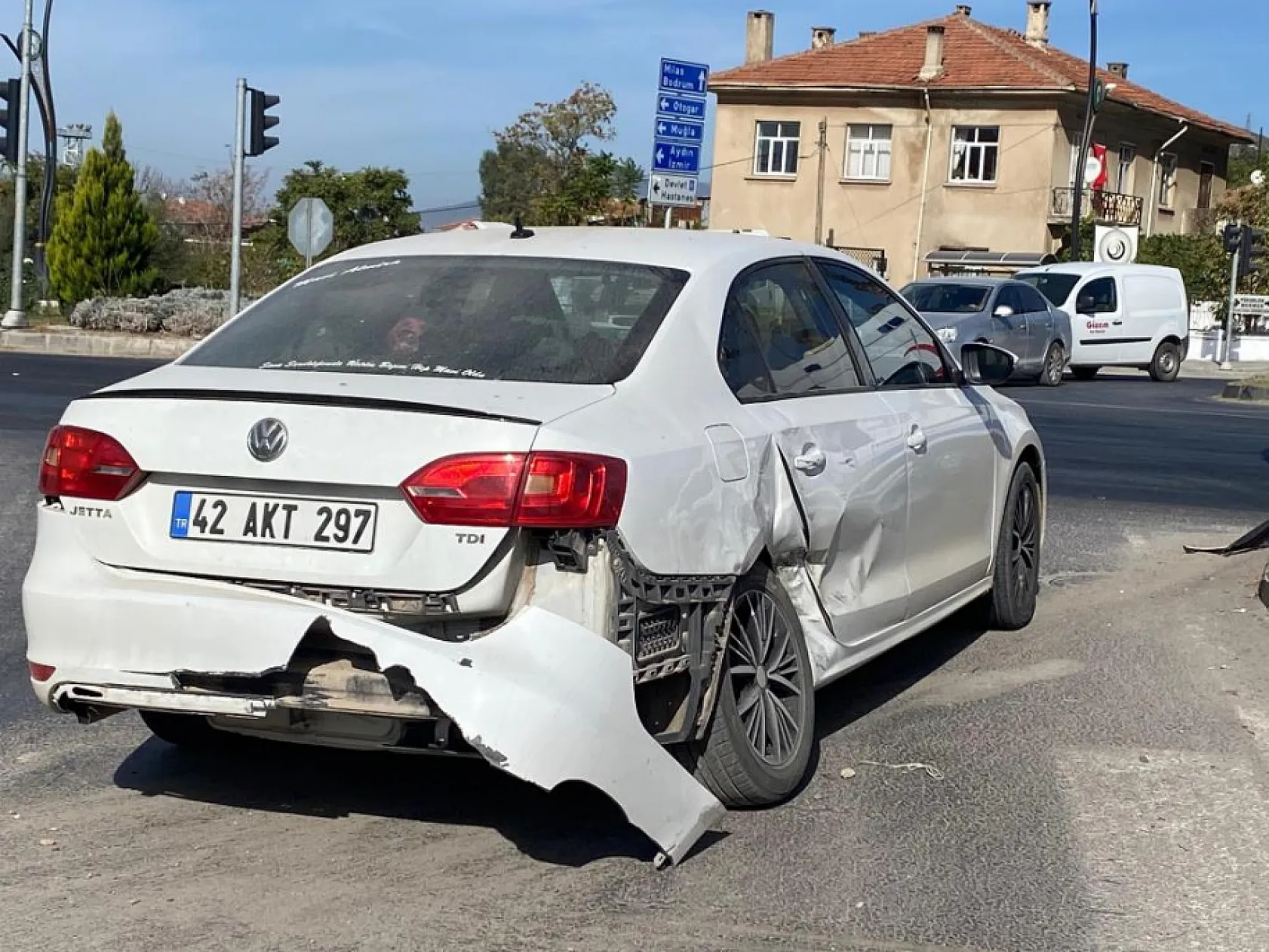 Muğla'da ambulans ile otomobil çarpıştı: 1 yaralı