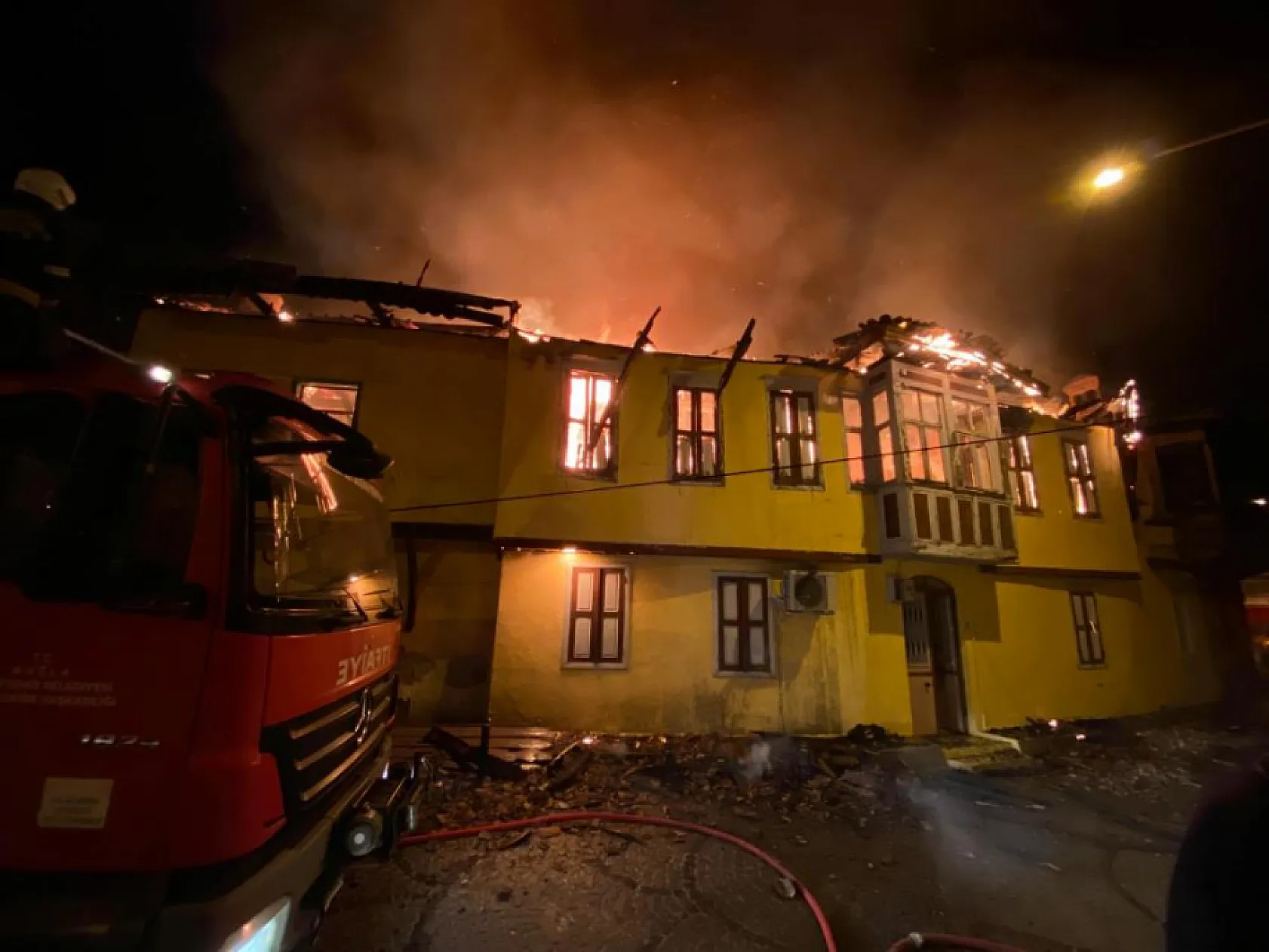 Milas'ta geceyi alevler aydınlattı