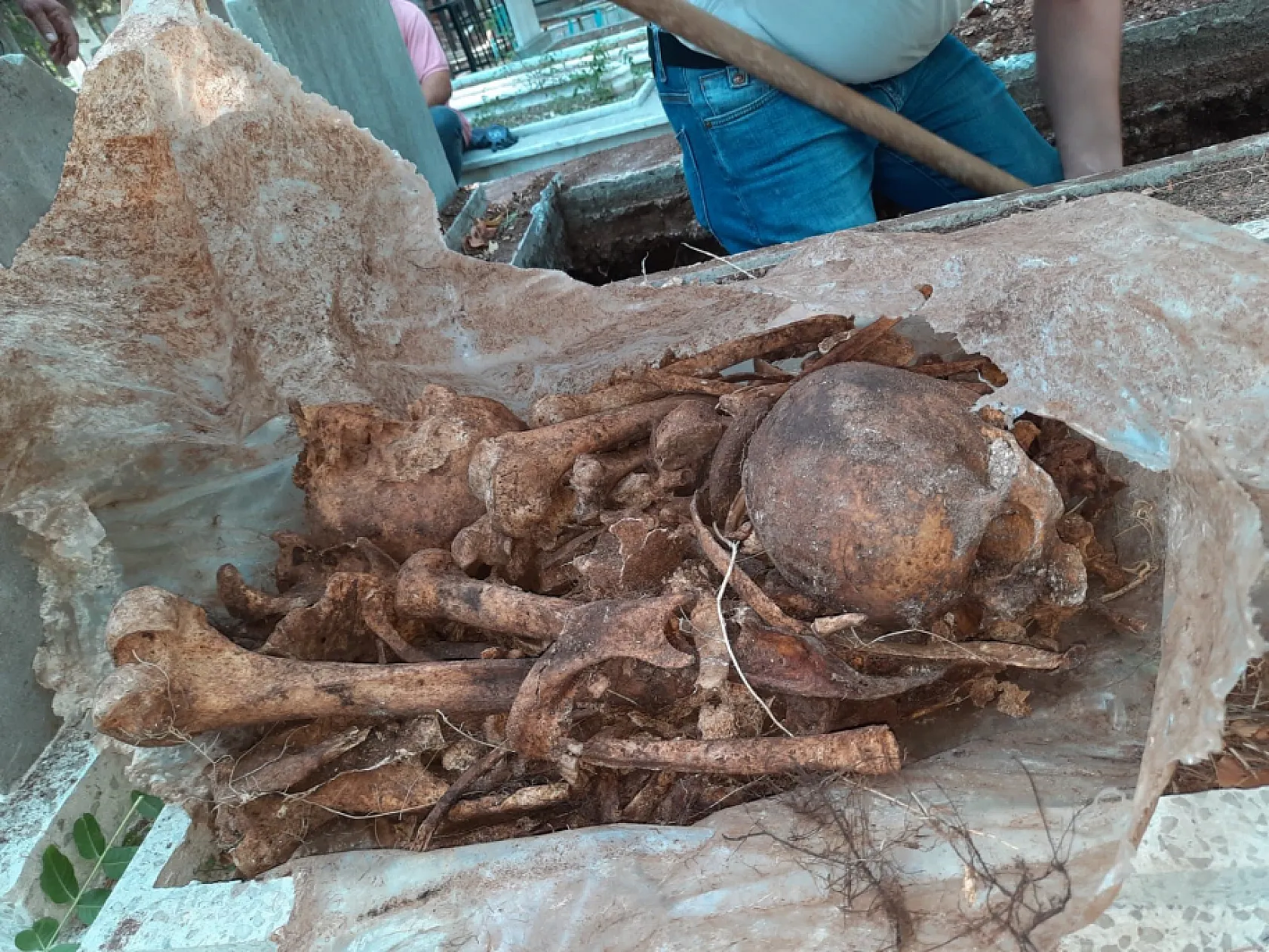 Şoke eden olay: 'Mezardan kimliği belirsiz iki kişinin kemikleri daha çıktı'