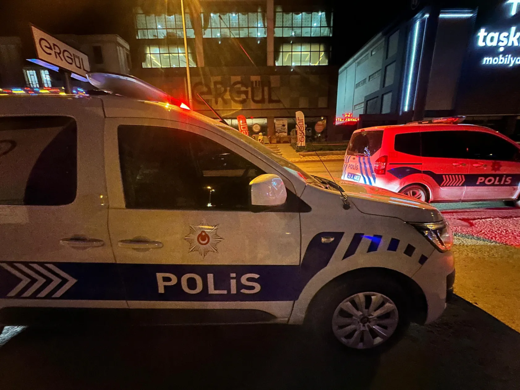 Düğün Salonunda Kan Döküldü: 4 Kişi Bıçaklandı