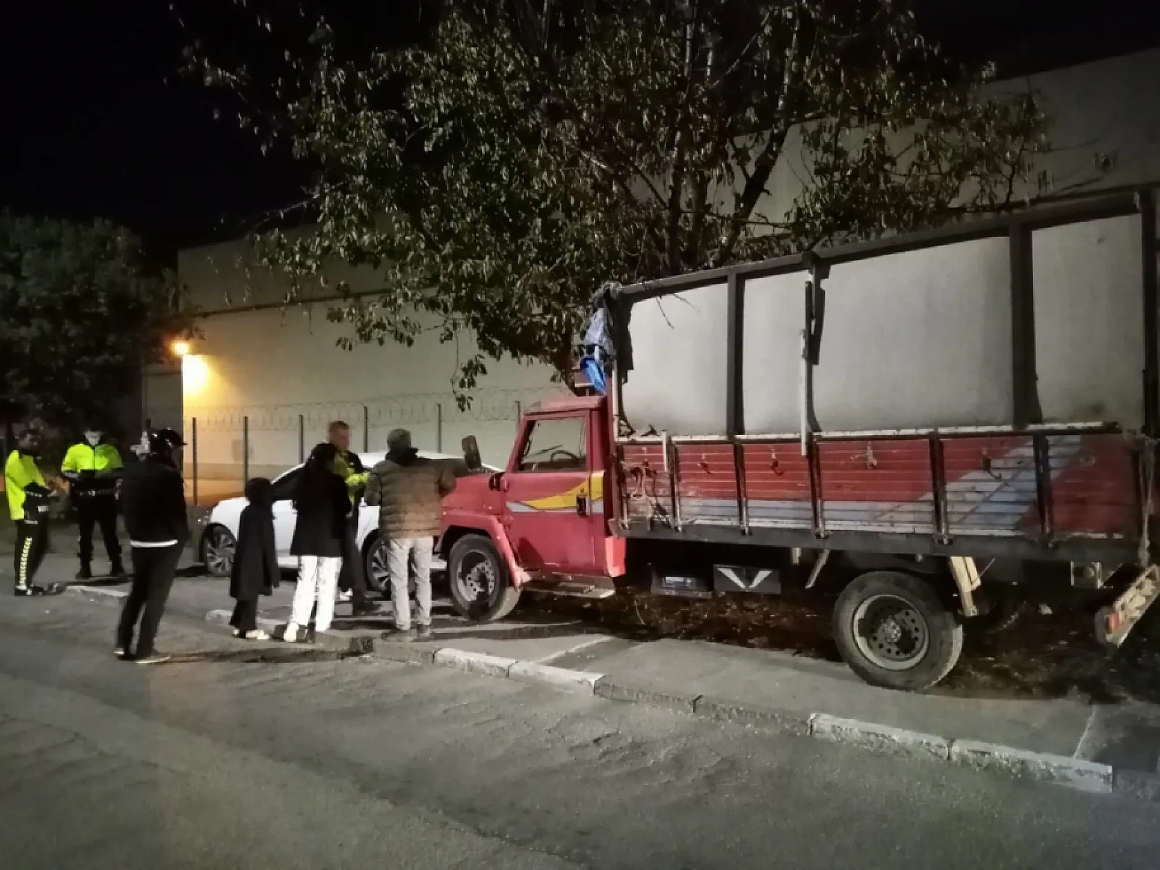 Kaza Yaptı, İkinci Araç Ezdi: Ağır Yaralı Sürücü Hastanede